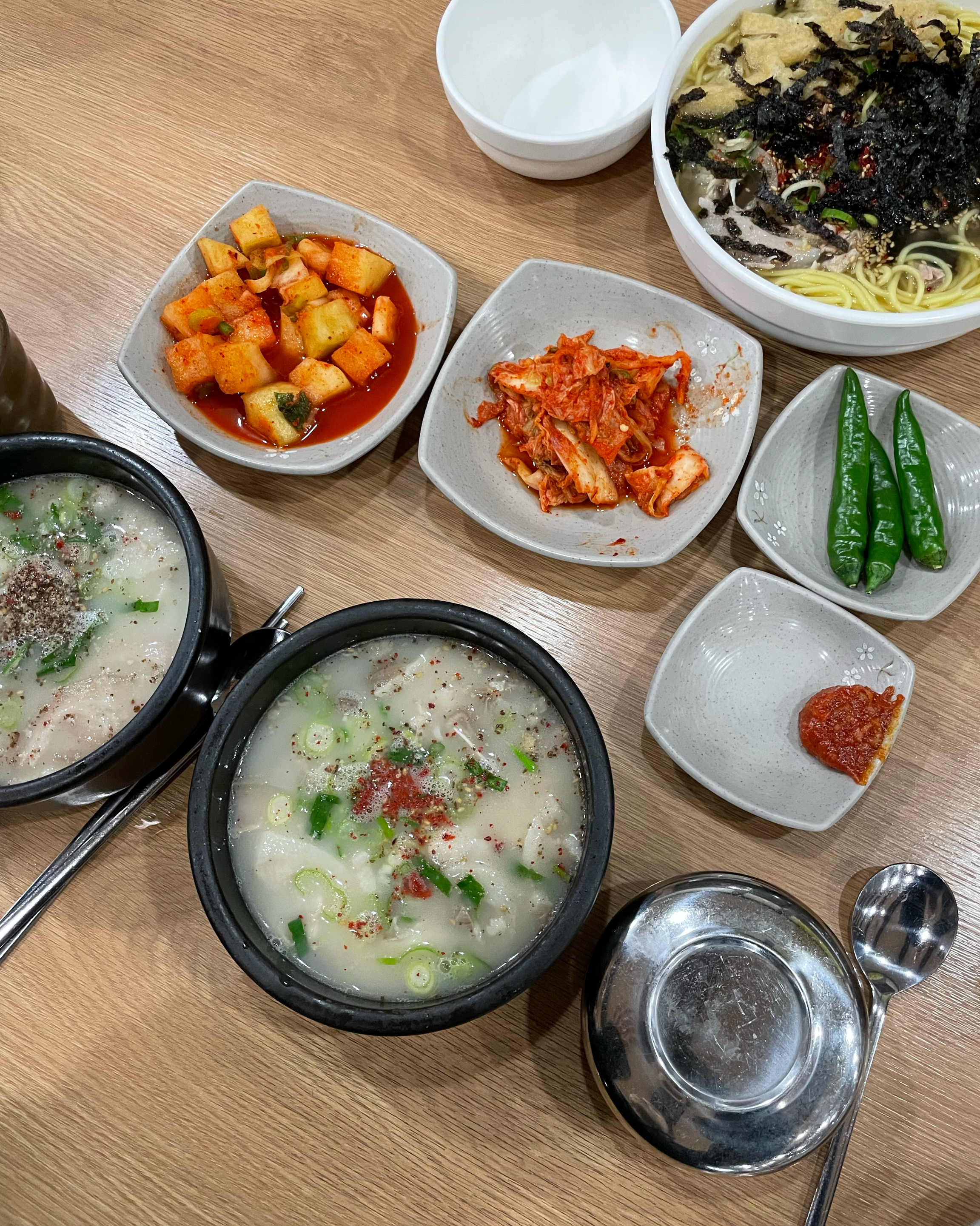 해돋이보고 아침밥먹으러 왔어요 금방 좌석이 차더라구요~! 고기국밥 먹었는데 뚝배기에 끓여져