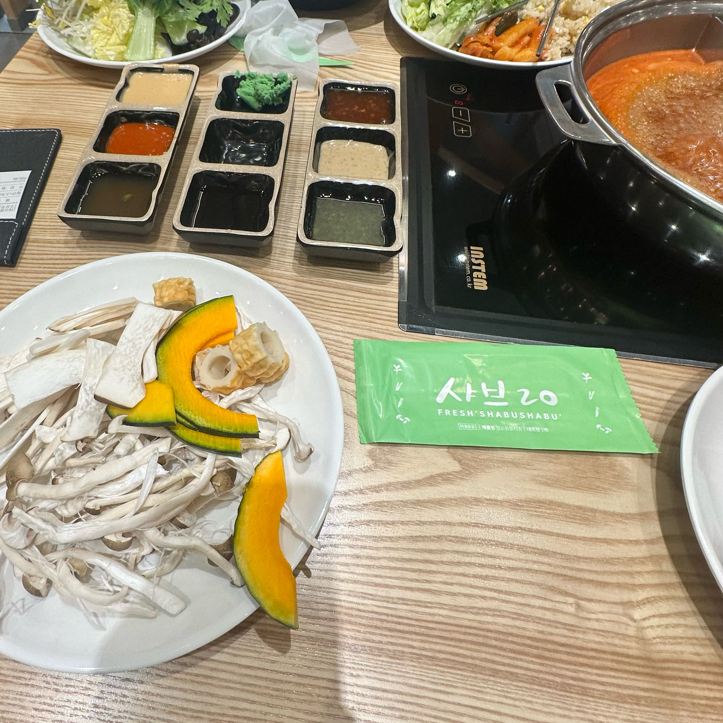 늦은 점심을 어떤걸 먹을지 고민하다가 샤브20을 들렸어요! 일단 음료는 여러가지 있어서 좋