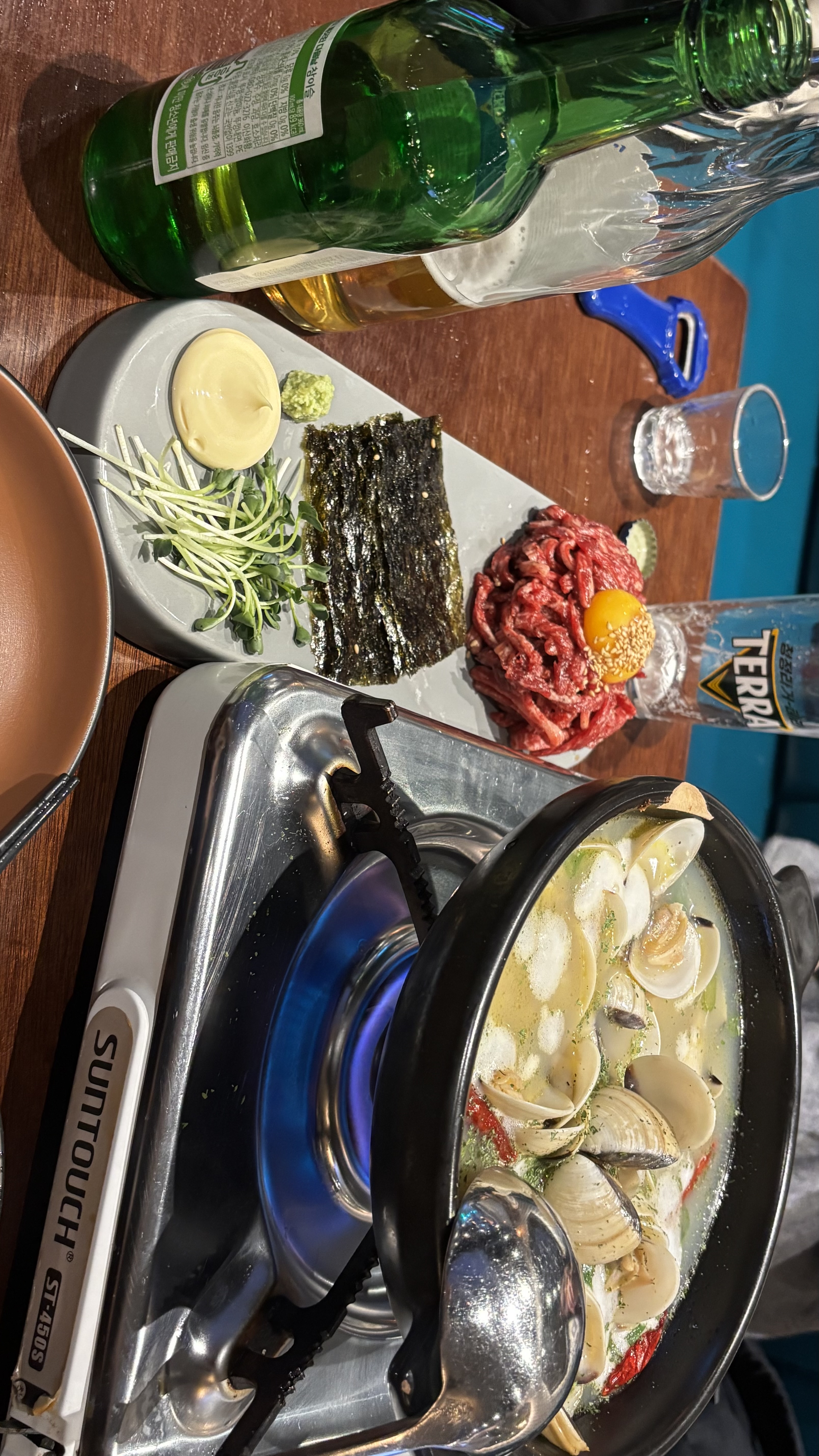 기본 안주인 꿀과자도 정말 맛있고 저희가 시킨 안주인 육회와 백합조개버터술찜도 정말 맛있었
