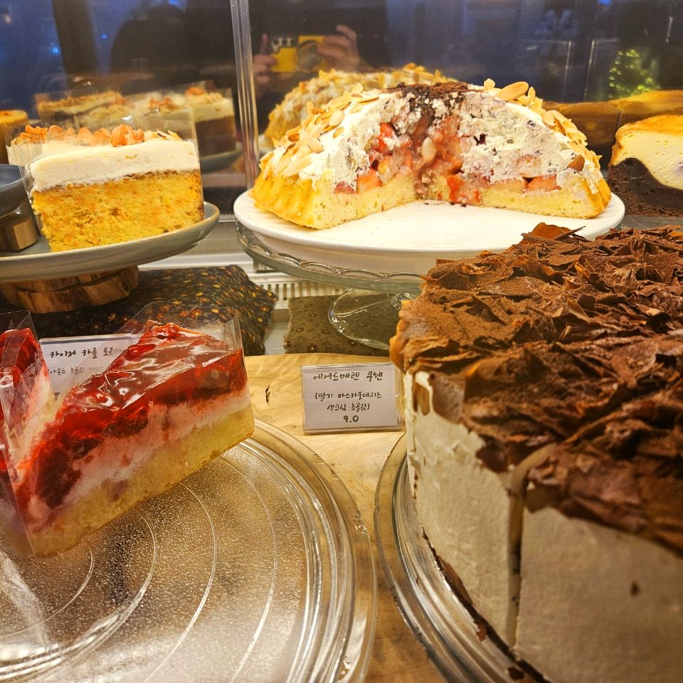 가게에 들어가자마자 카페 인테리어와 디저트들이 이목을 끌었습니다! - 불당동 맛집 부록하우스