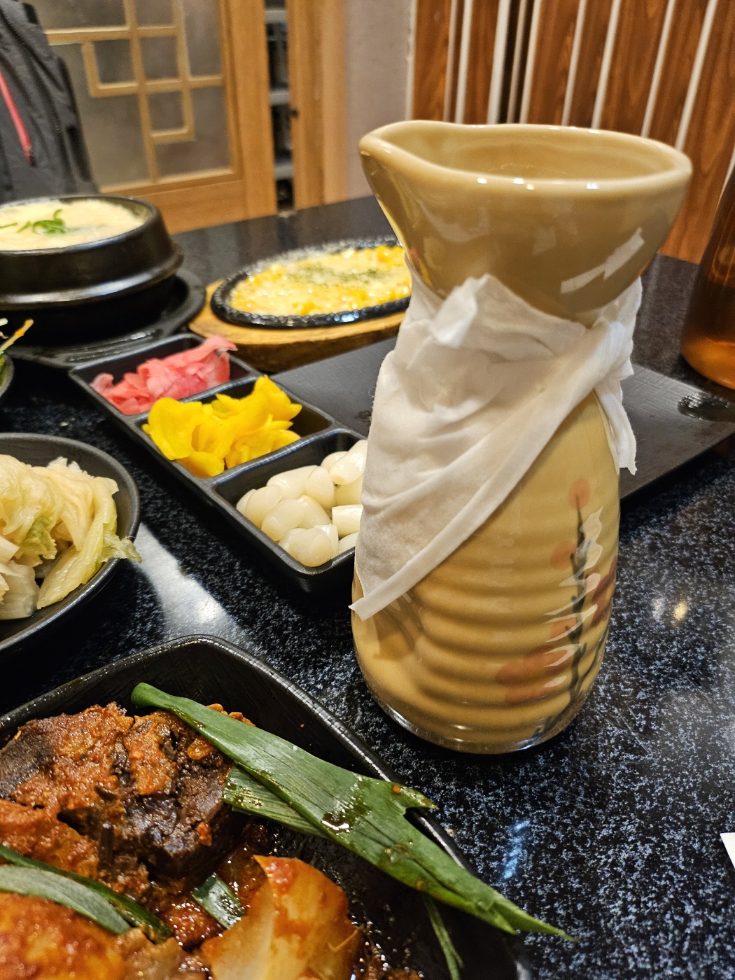 👍 좋은점 정갈하고 메뉴구성 좋아요. 사이드도 다양하게 나옴. 회는 먹음직스러운 두께라서 