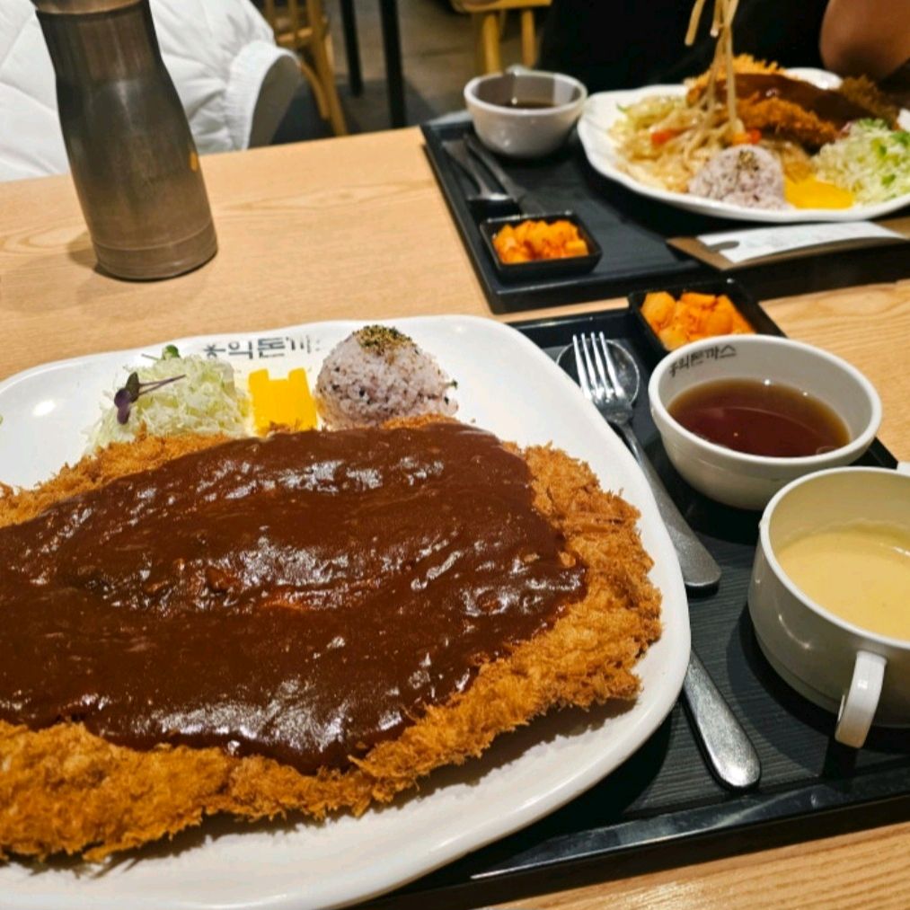 단골집중 한곳.. 체인이라 여러곳을 가봤지만 명지점이 제일 친절해요~멀리 나갔 다가도 홍익