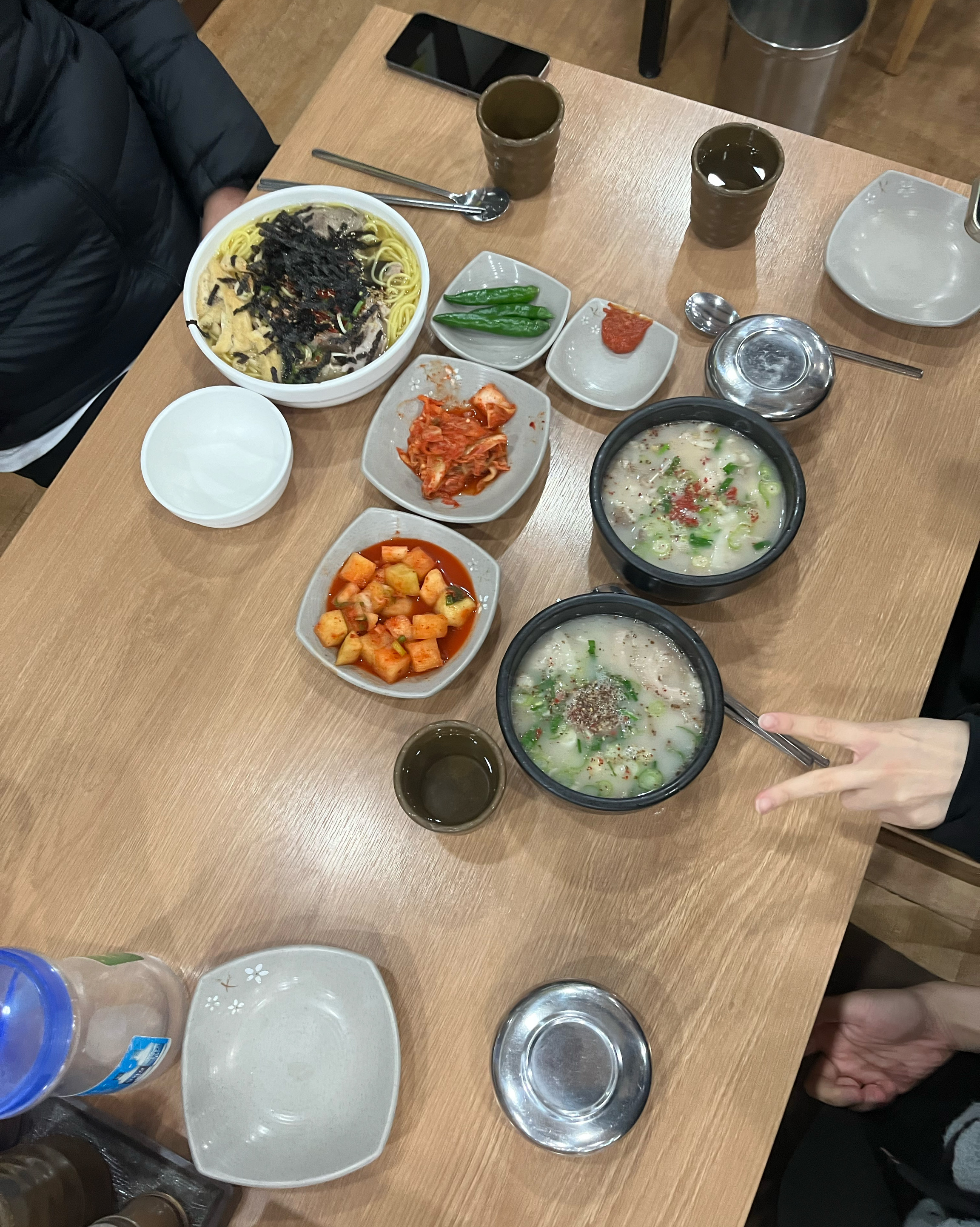 뚝배기가 팔팔 끓었으면 좋겠어요 금방 식어서 아쉬움 맛이나 양은 굿굿 - 제주 맛집 제주도 고기국수 만세국수