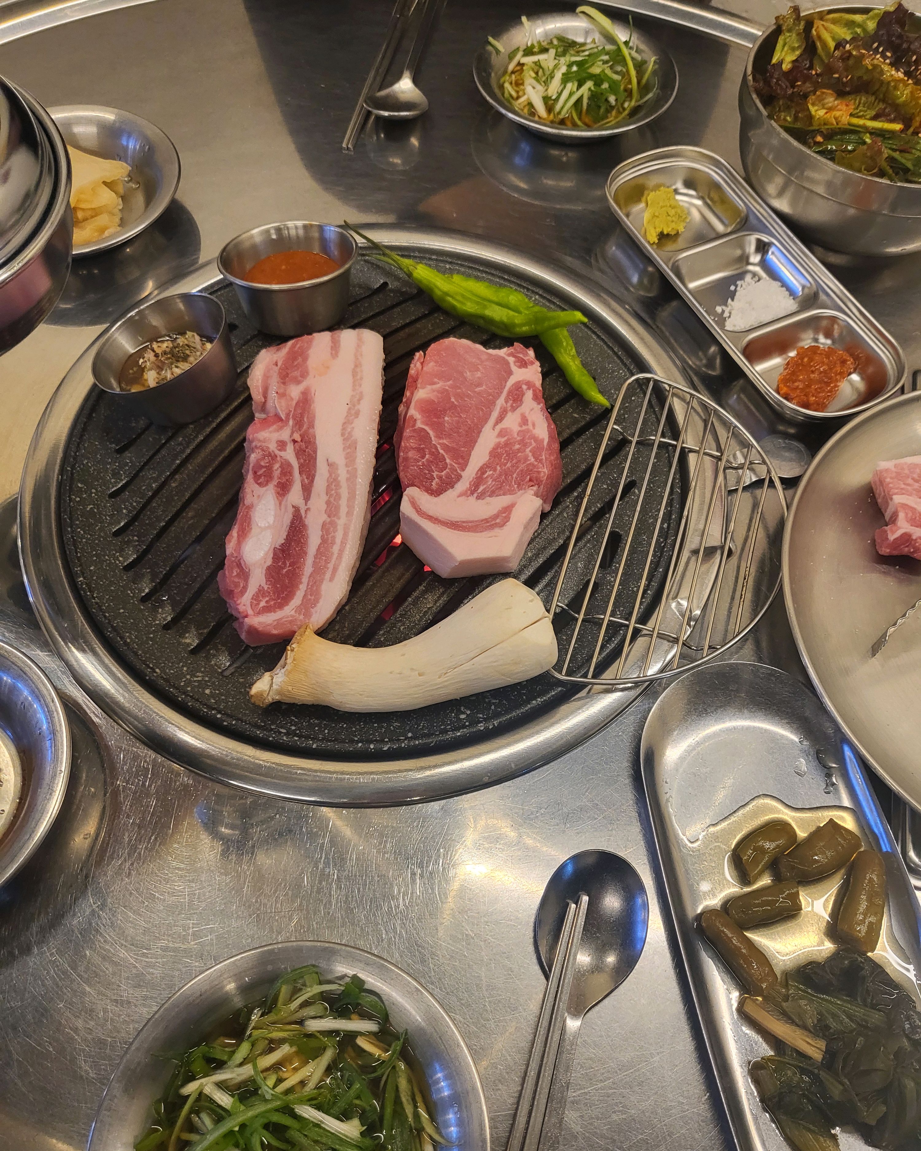 반찬이 다양하고 고기도 맛있어요 근처살아서 또 올게요!! - 천호동 맛집 화요일 식당
