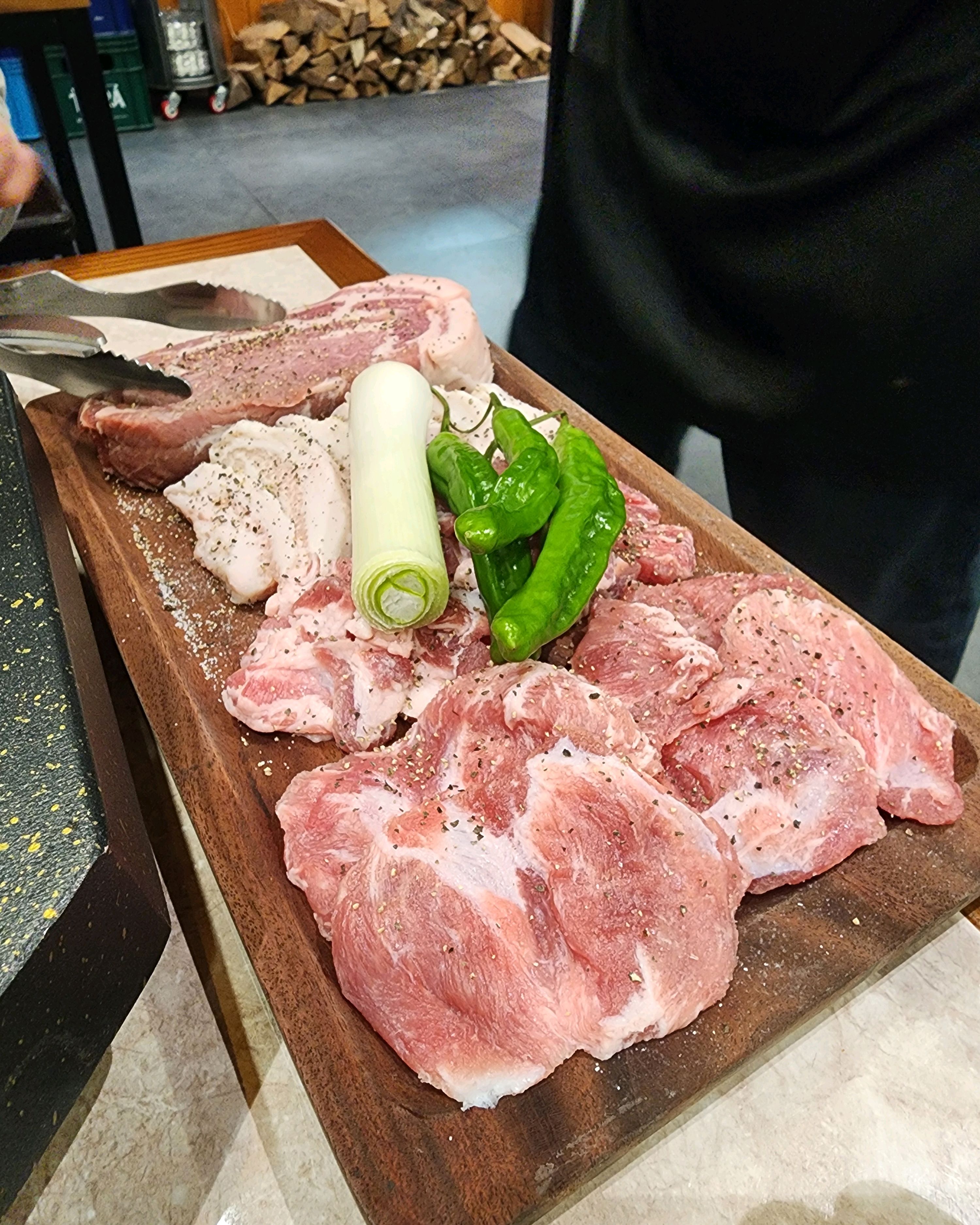 아기와 촬영후 방문했는데 아기의자도 있고 좋아요 - 불당동 맛집 복돼지집