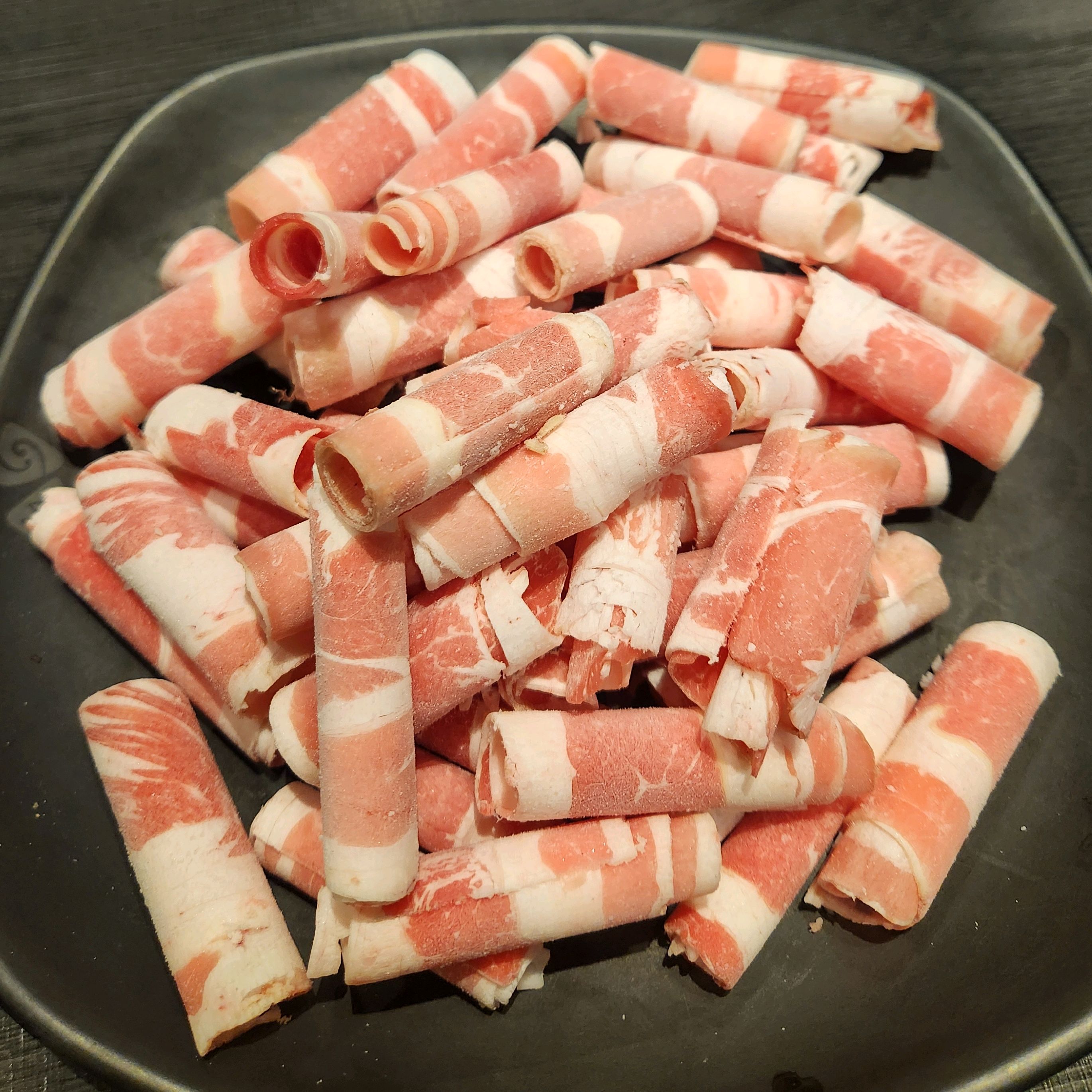 샤브샤브와 월남쌈을 무제한으로 즐길 수 있어요! 2인 양지의 양이 이정도에요! 고기도 정말