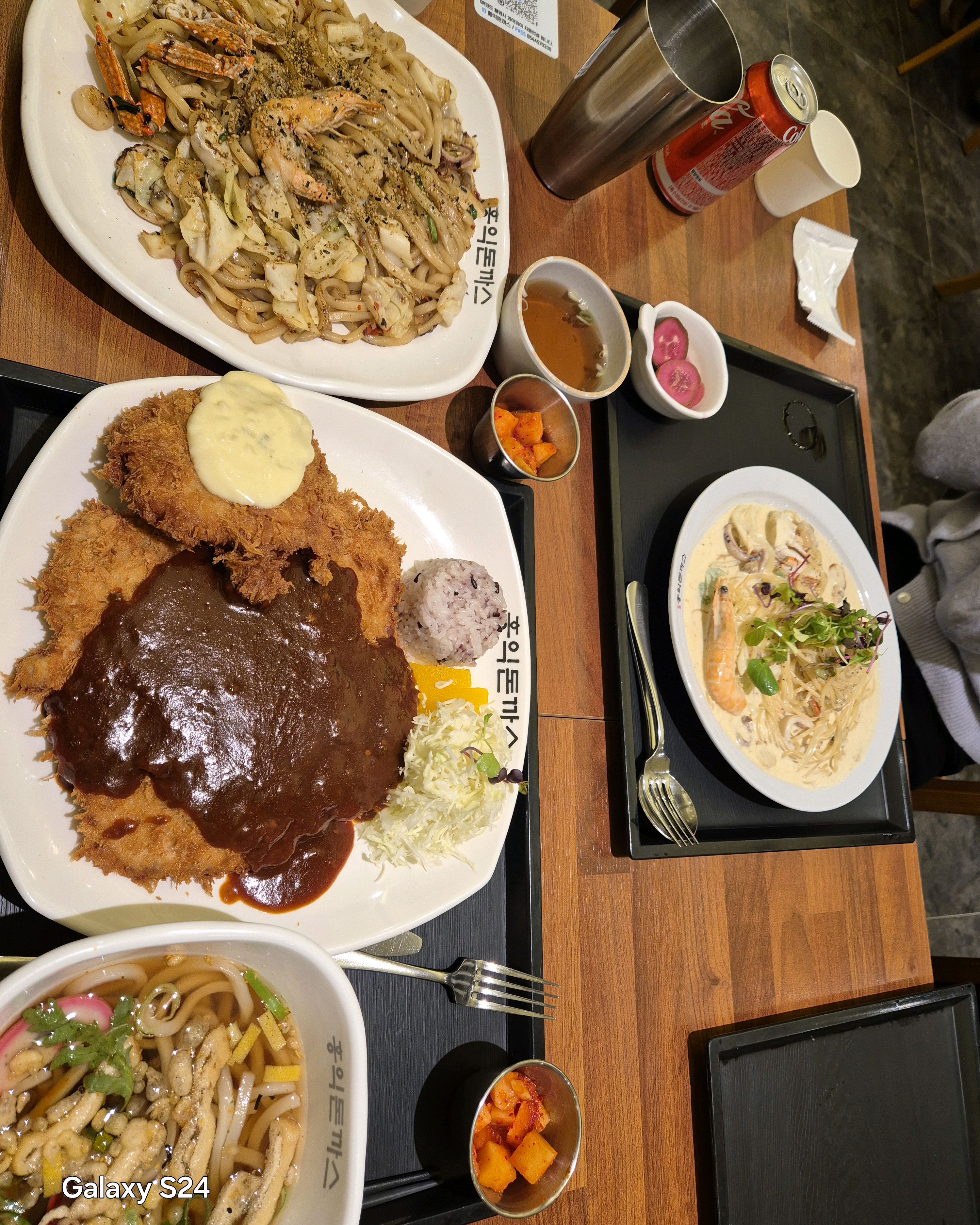 돈까스 가너무양도많고.크고.해물우동도맛있어요.여러명이가서.골고루시켜서먹으면.좋을거같아요 - 구미 금오산 맛집 홍익돈까스 구미금오산점