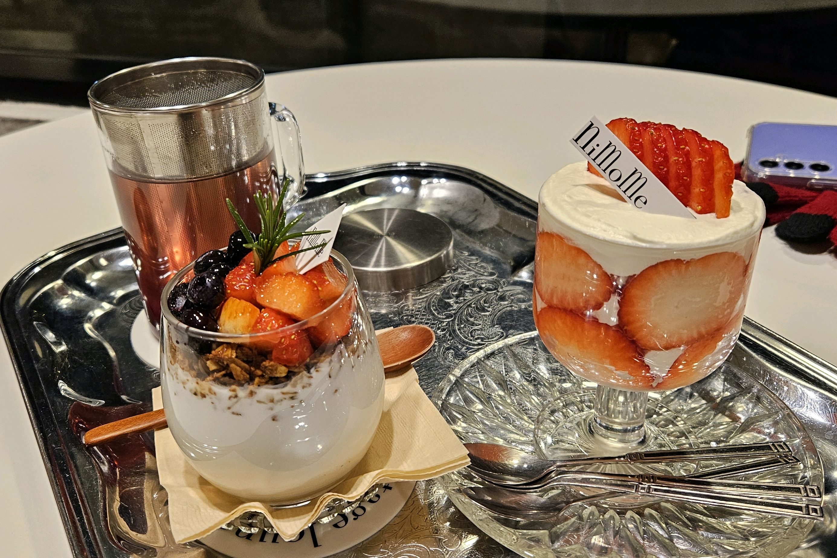 시즌 티라미슈 케익 정말 맛있구요, 그레놀라 요거트도 아주 알차게 맛있어요. 석류 오미자차