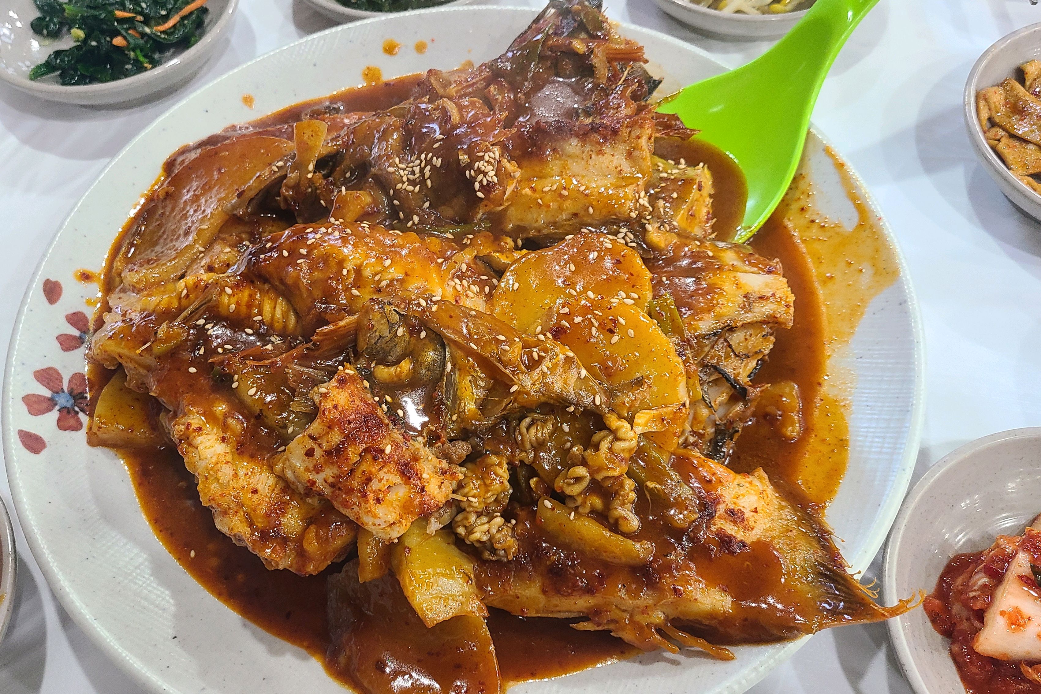 속초에 많은 생선조림집이 있지만 좌석 간격이 넓어서 택한곳 입니다. 맛은 맵지않고 무난합니