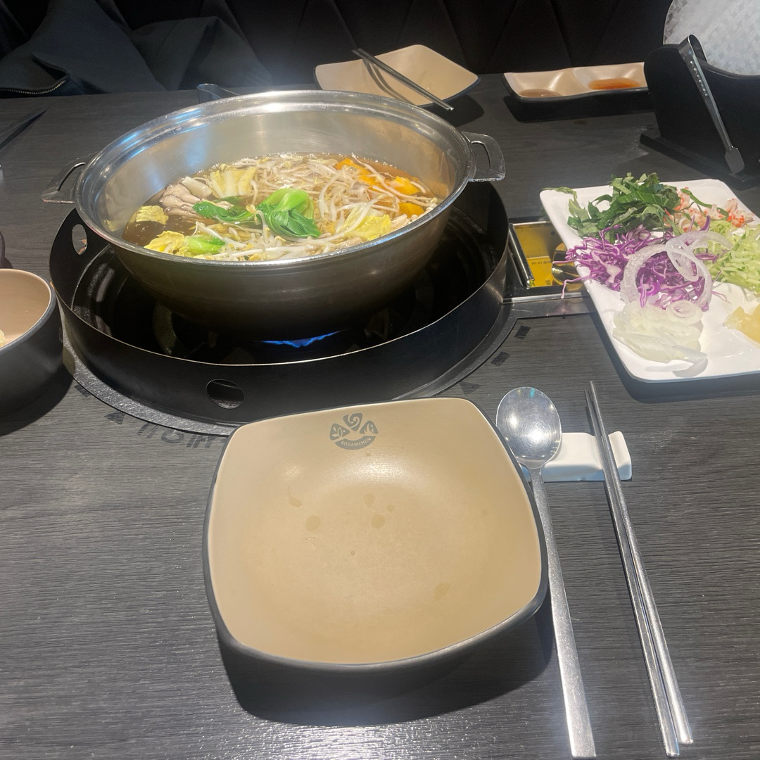음식에서 날파리가 두 세마리 나와서 직원 분을 불렀는데 남자 직원분인지 사장님이신지 죄송하
