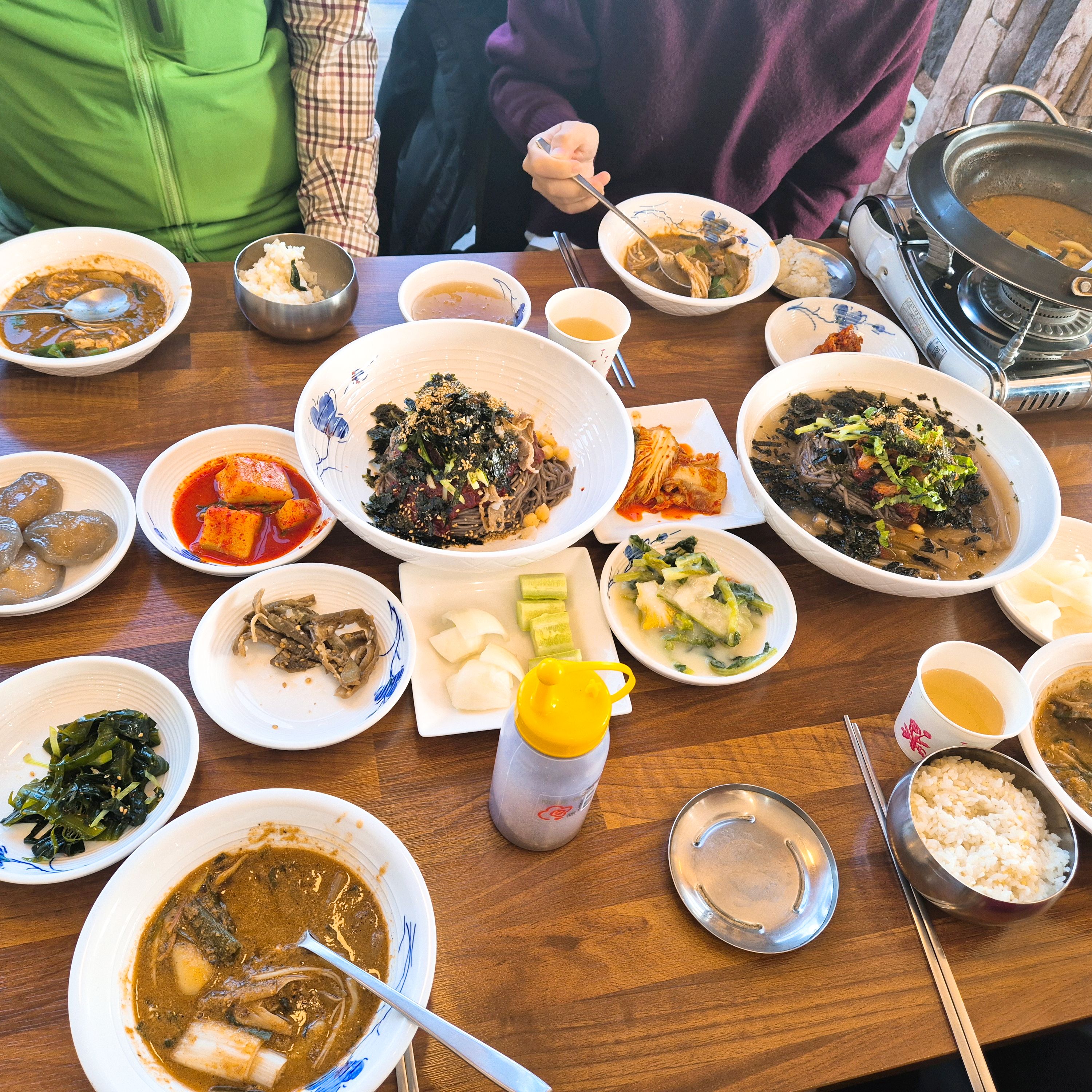 강릉 사시은 분의 추천으로 왔습니다. 4인 가족이 추전골2인, 비빔면, 묵면 주문해서 든든
