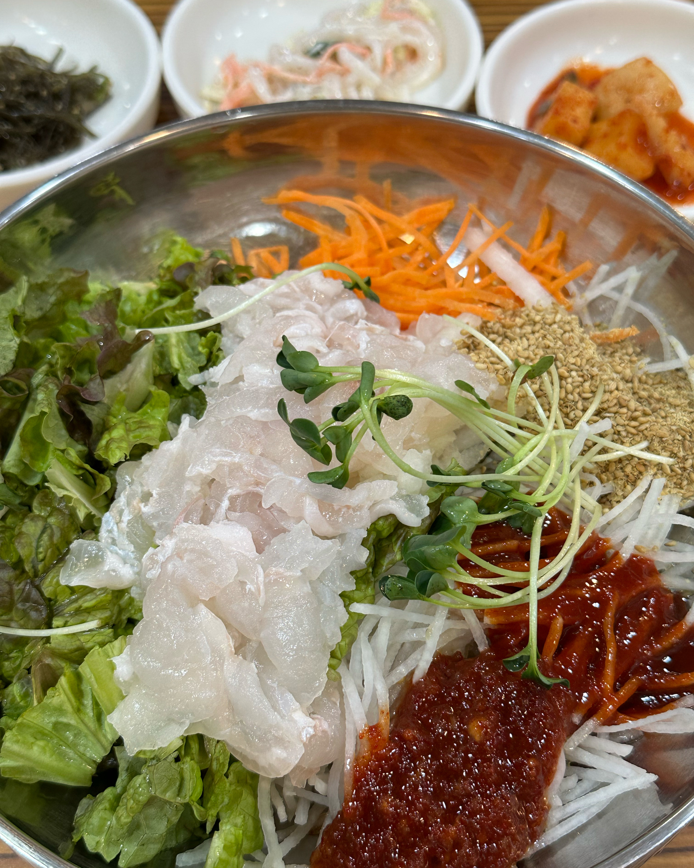 많은 야채와 튼실한 고기를 회무침처럼 비벼먹는 물회집입니다. 에피타이저로 미역죽과 전이 나