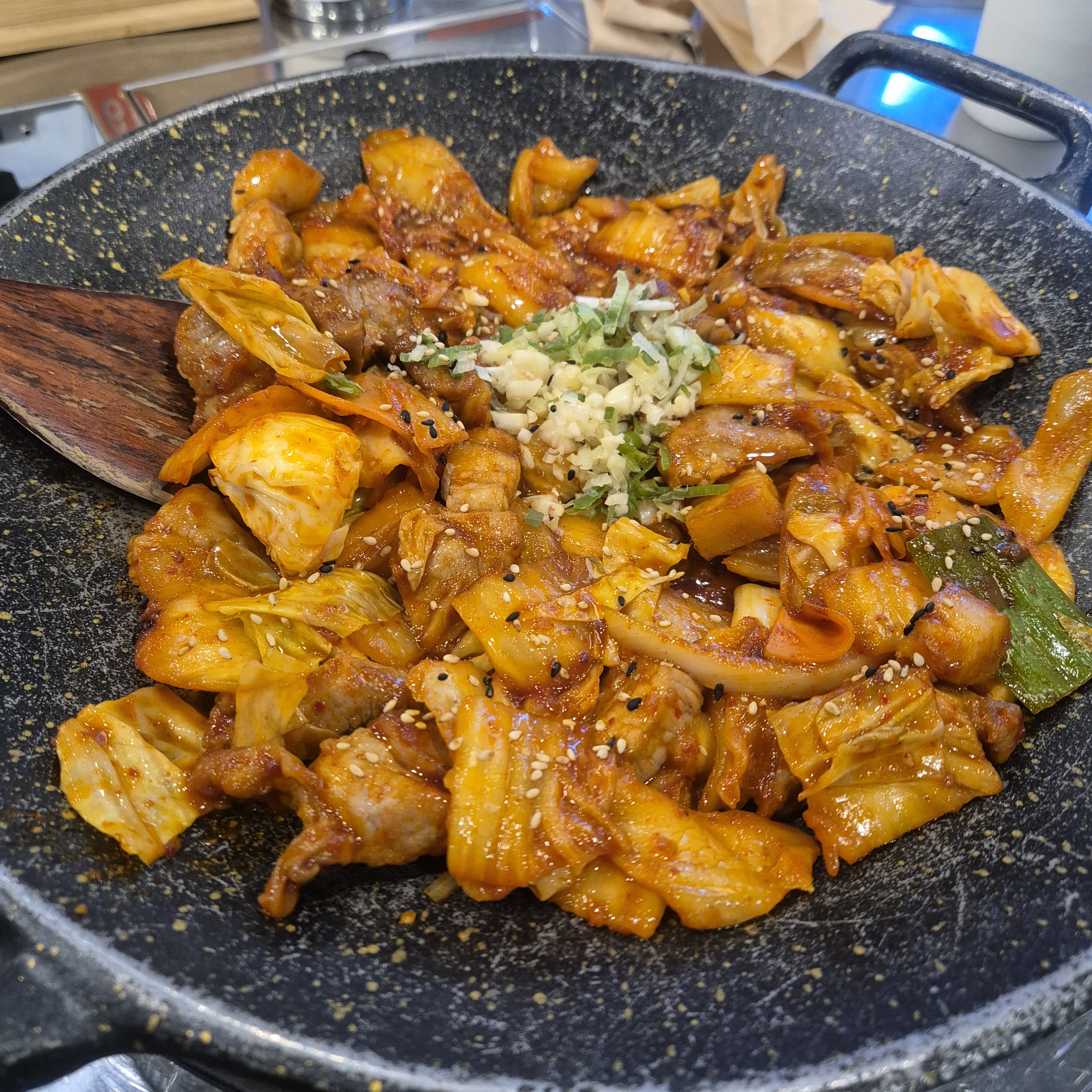 고기부위 맛있고 김치도 너무맛있네요 소스넉넉히남아서 밥볶기도 짱좋았어요 - 천호동 맛집 삼산회관 천호역점