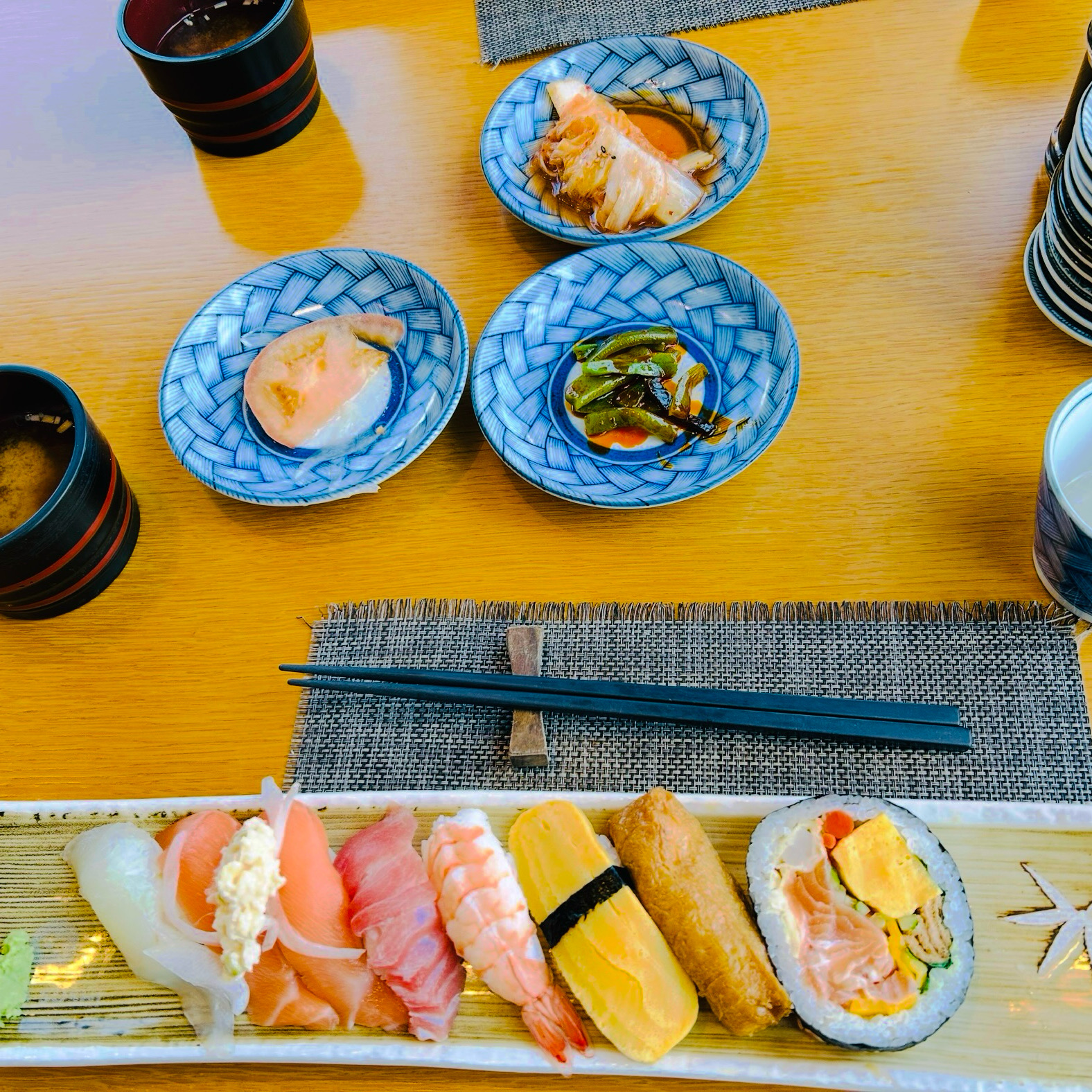 초밥 스시 넘 맛있고 사이드 메뉴로 나온 반찬구성도 좋네요^^ - 불당동 맛집 엔타스시 천안본점