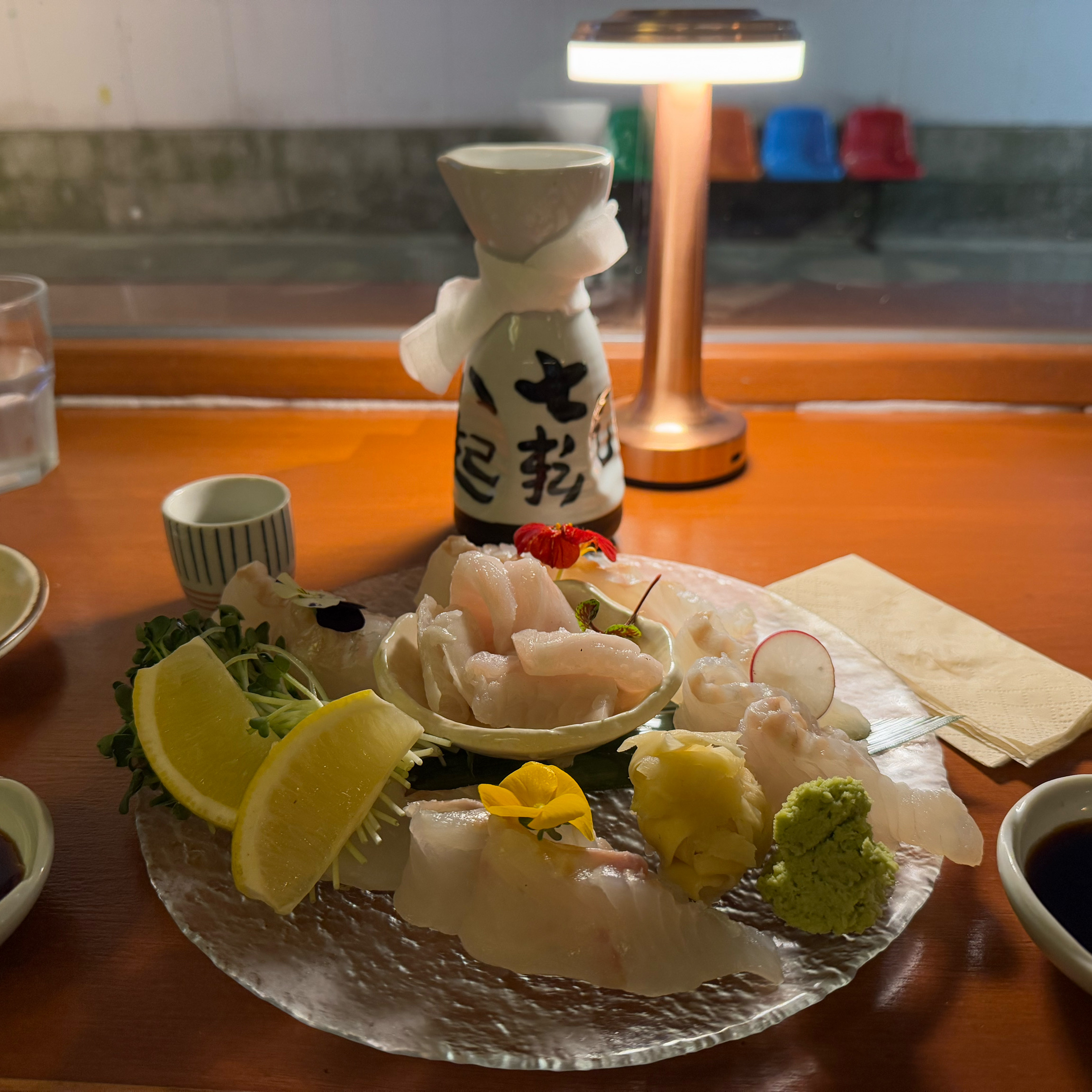 아늑하고 따뜻한 분위기 입니다. 분위기가 좋아 데이트기분 업!업! 음식도 맛있습니다. 광어