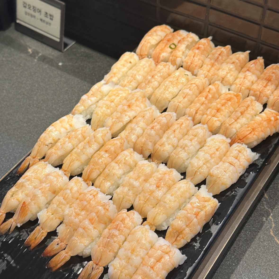 매장이 전체적으로 깔끔하고 초밥 진짜 맛있어요😍 순천 뷔페중에 젤 맛있슴다 조례동 맛집 많