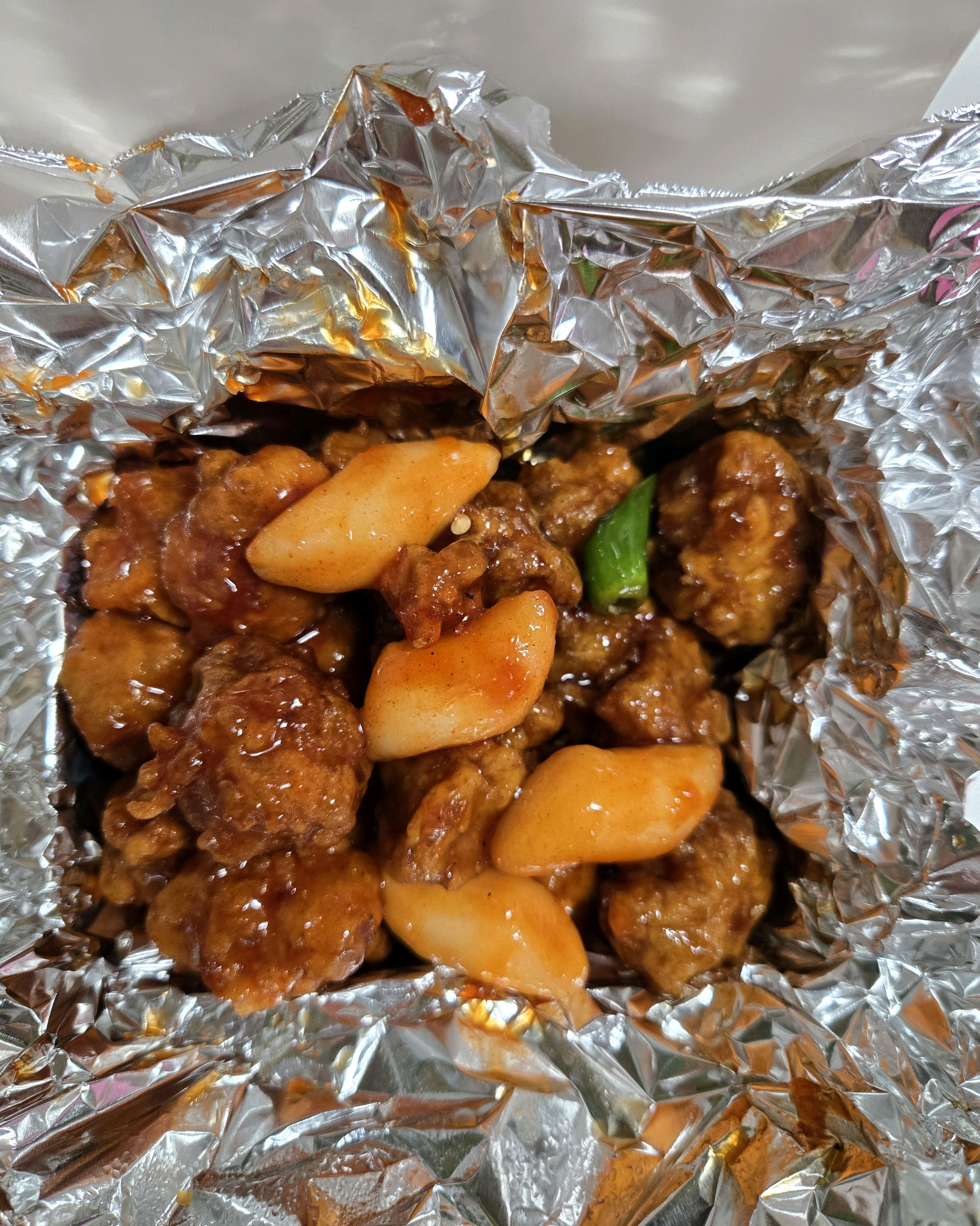 마늘간장맛 양념맛 2가지맛 포장해와서 집에서 먹었습니다~기본적인 닭강정 맛입니다~반마리라