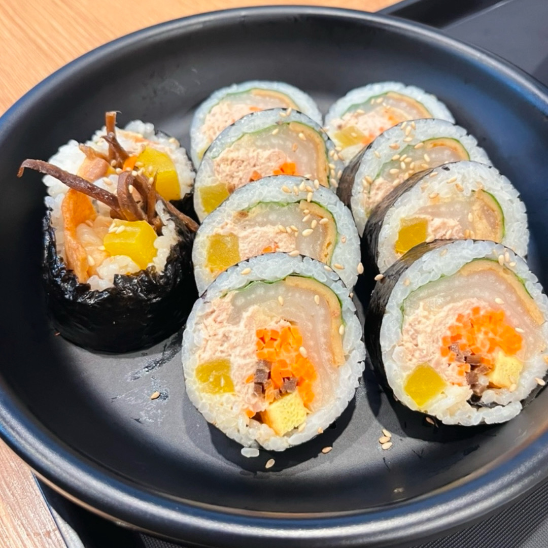 김밥 좋아해서 생각날 때 들려요~ 혼밥하기도 좋고 포장하기도 편해요!! 분식집이 많이 없어