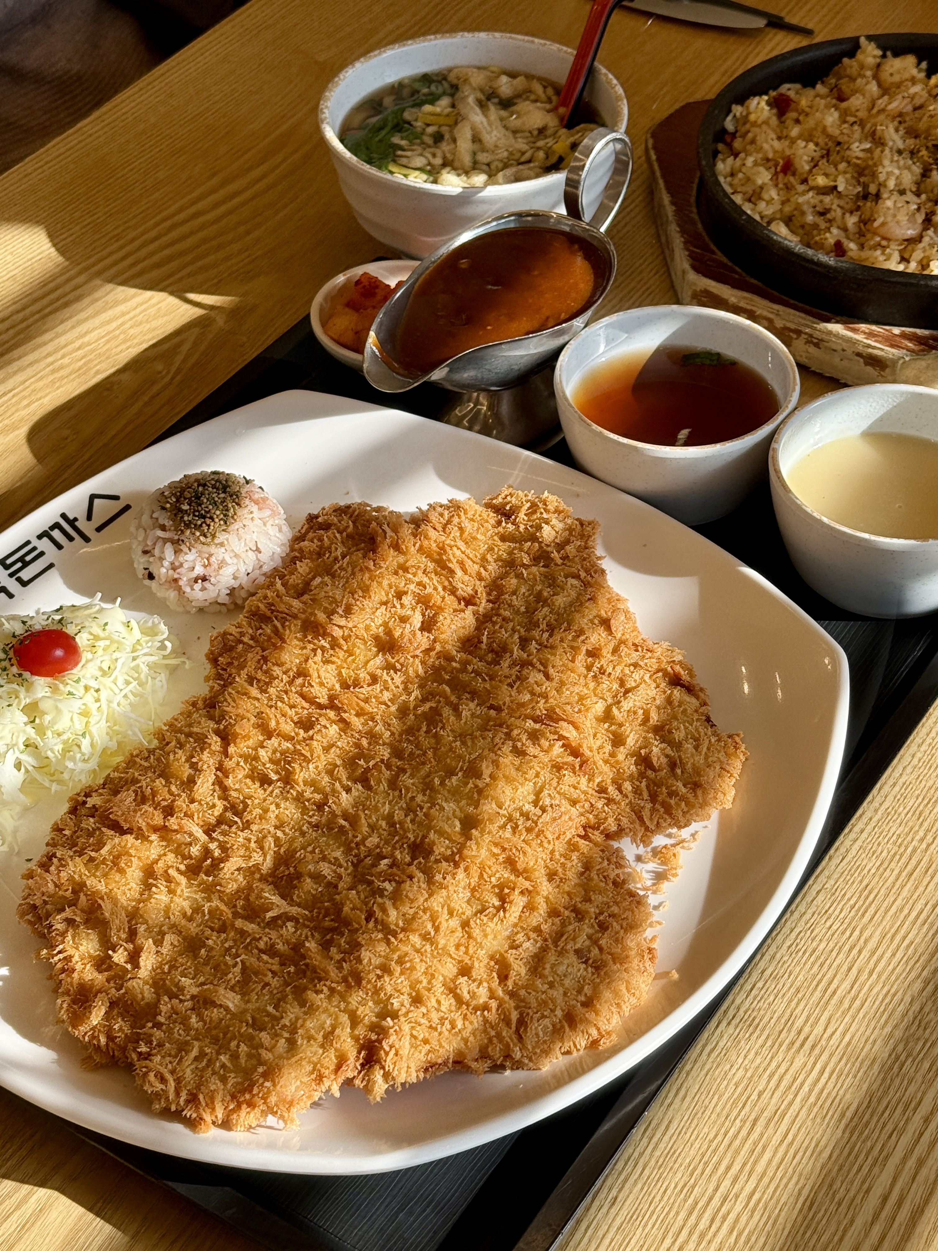 말해뭐합니까 ㅎㅎ 돈까스는 부드럽고 고소한 맛이 일품이고 양도 푸짐해서 만족스러웠어요. 인