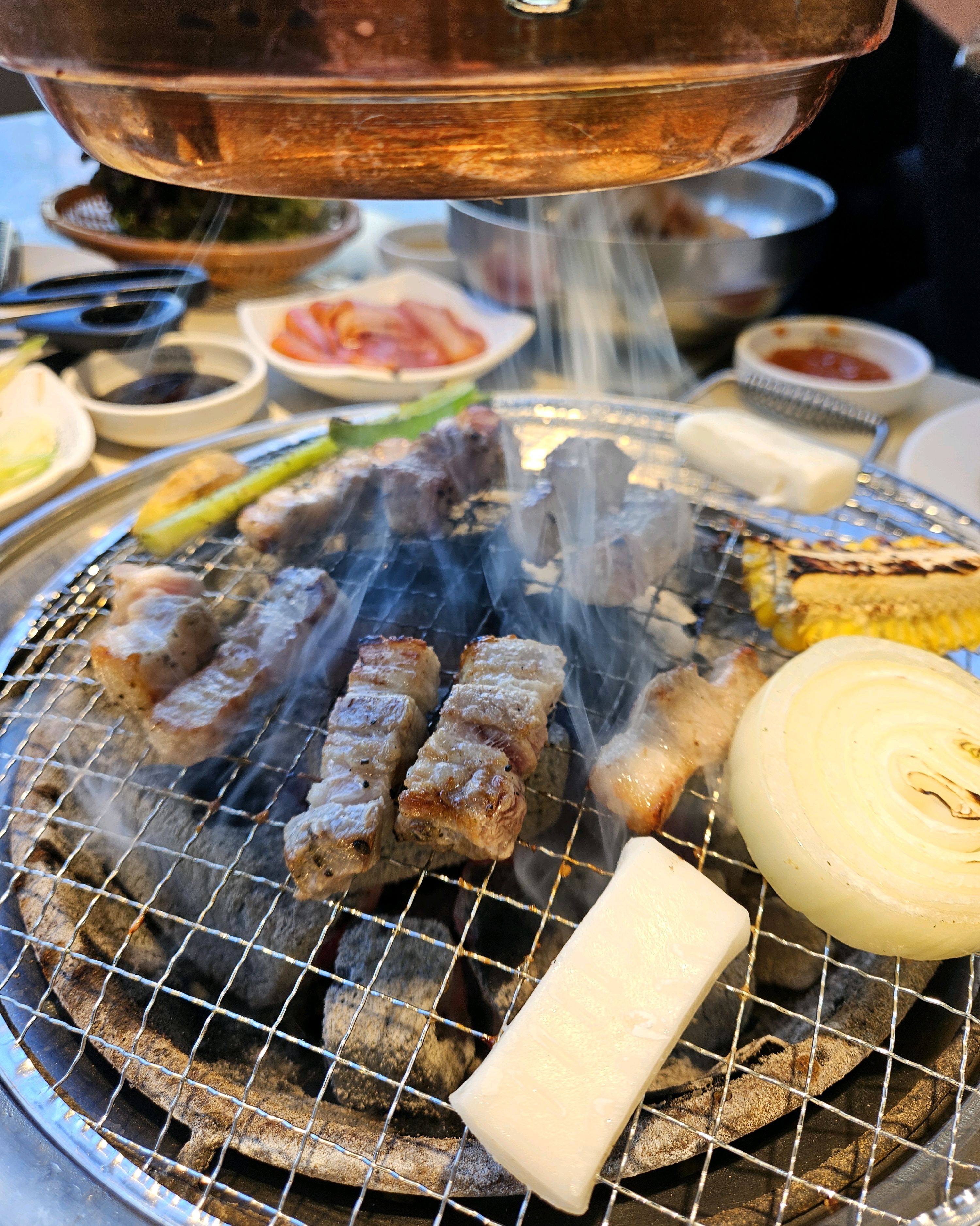 명륜진사갈비에 처음 와봤는데, 너무 만족스러운 경험이었습니다. 고기 품질도 우수하고, 기타