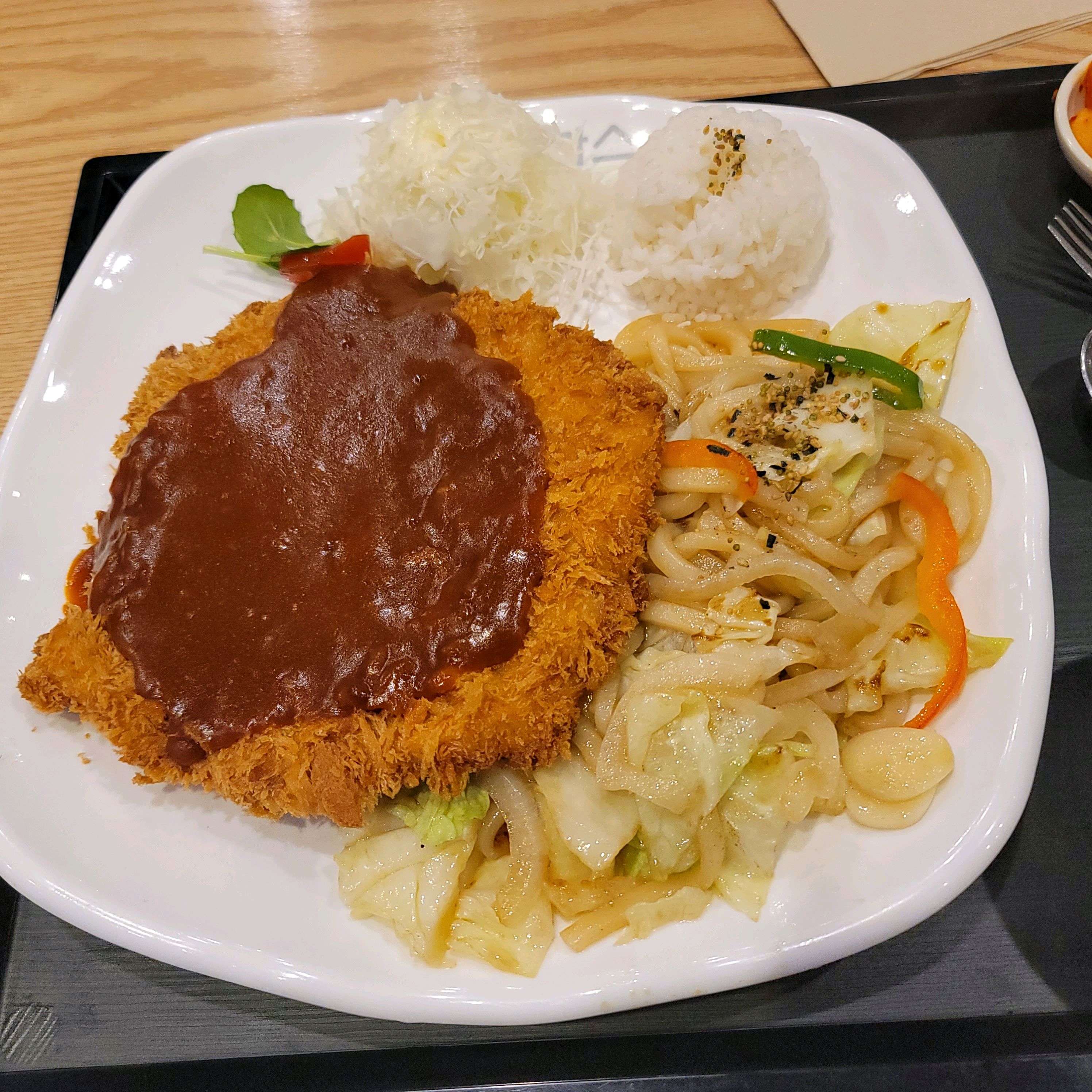 친구들에게도 소개했어요. 전 입이 심히짧은데 이집돈까스는 입맛에 맞네요. 맛있어요. - 은평구 맛집 홍익돈까스 은평점