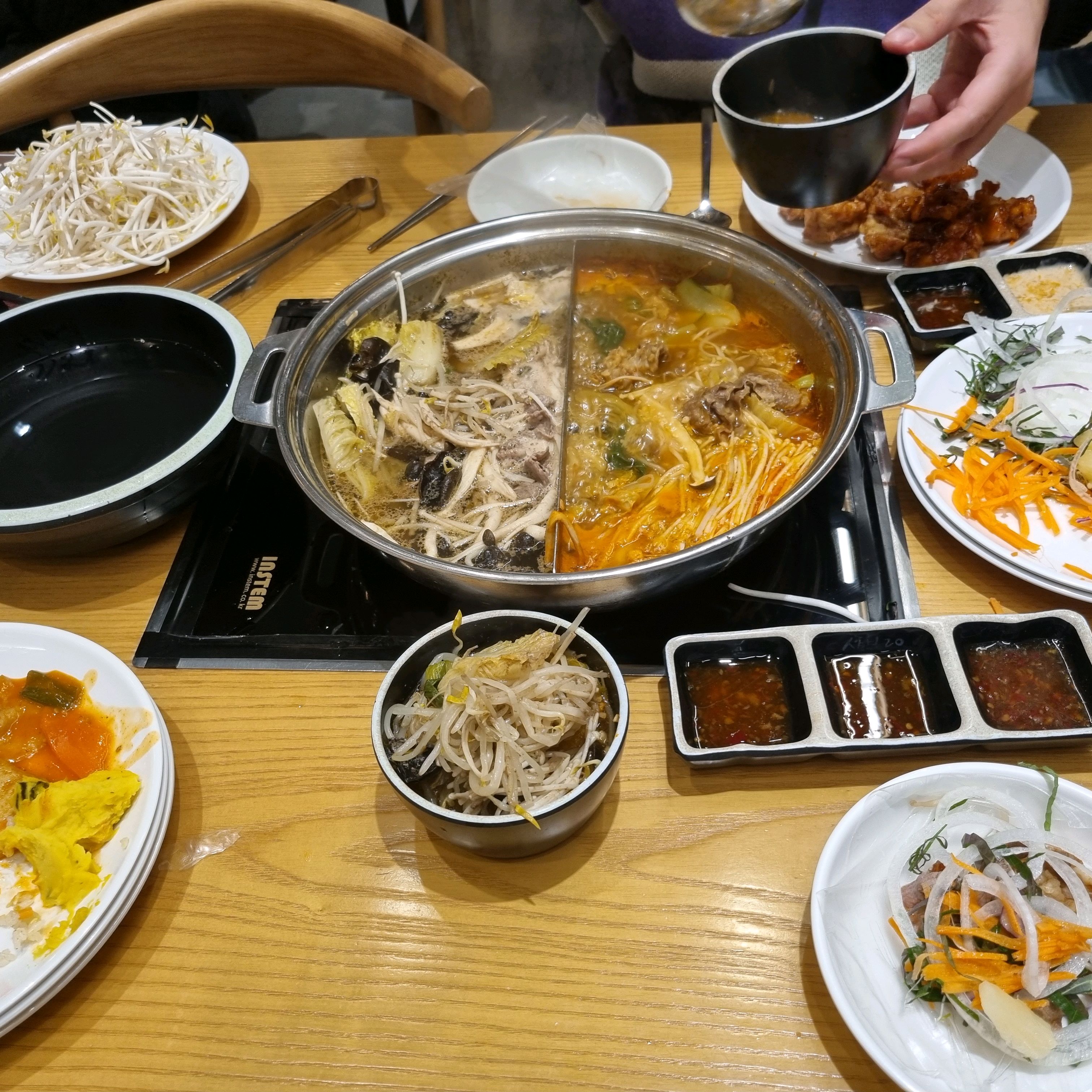 샤브샤브 너무좋아해요~여기는 샤즈샤브는 말할것도없도 닭강정.아이스크림.커피 다 맛있어요!!