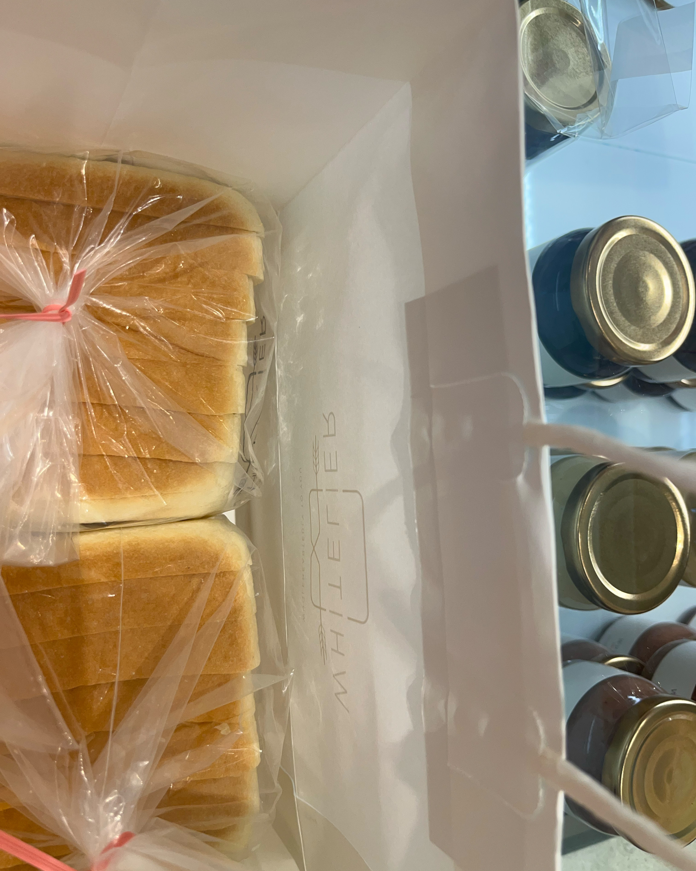 여기 빵 진짜 먹었던 식빵 중 젤 맛있어여 잼도 진짜 먹었던 잼 중에 젤 짱 전 딸기버터랑