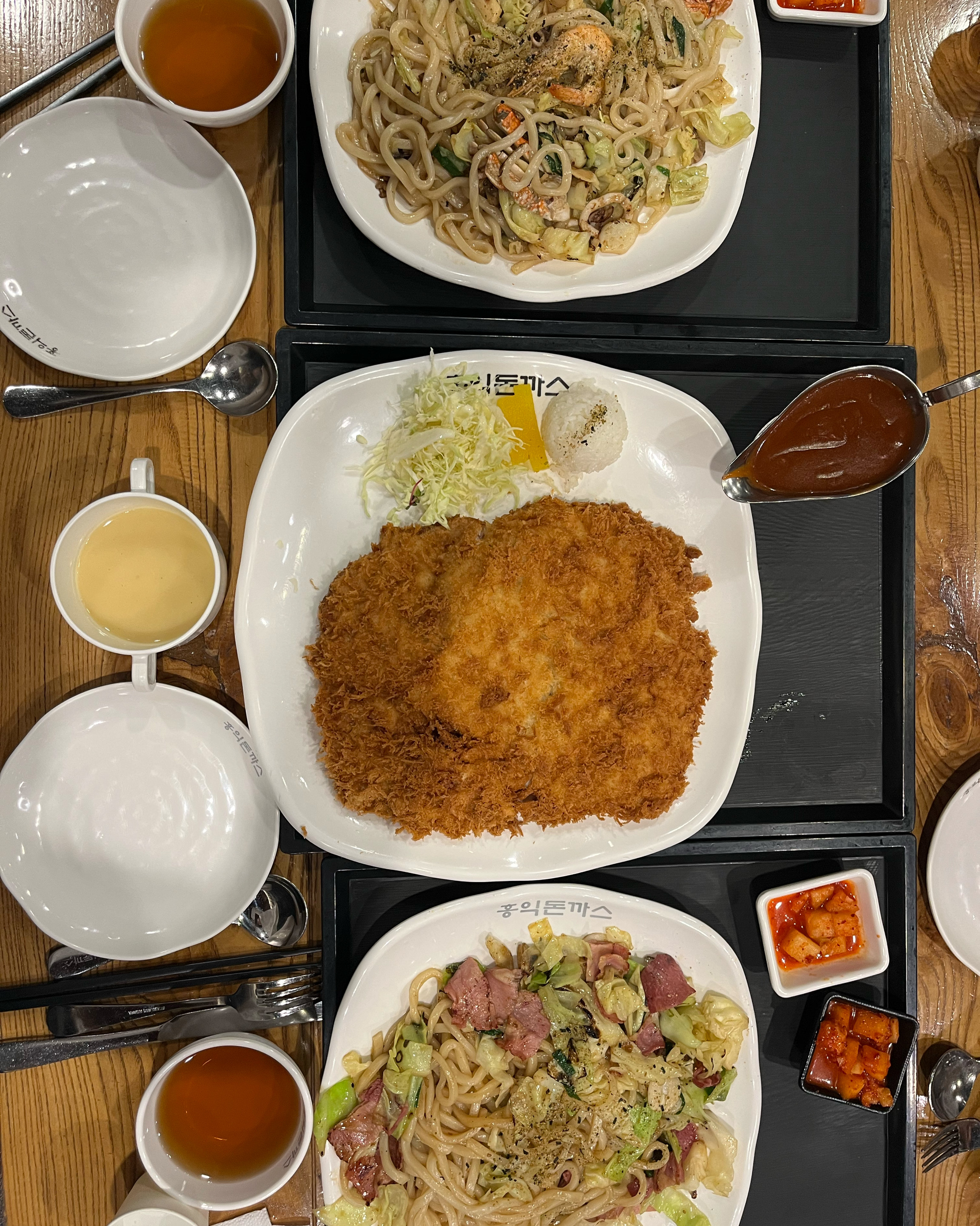 3명이 볶음우동 2개, 돈까스 1개 먹었는데 양 많고 배불렀어요. 볶음우동이 순한맛이라 돈