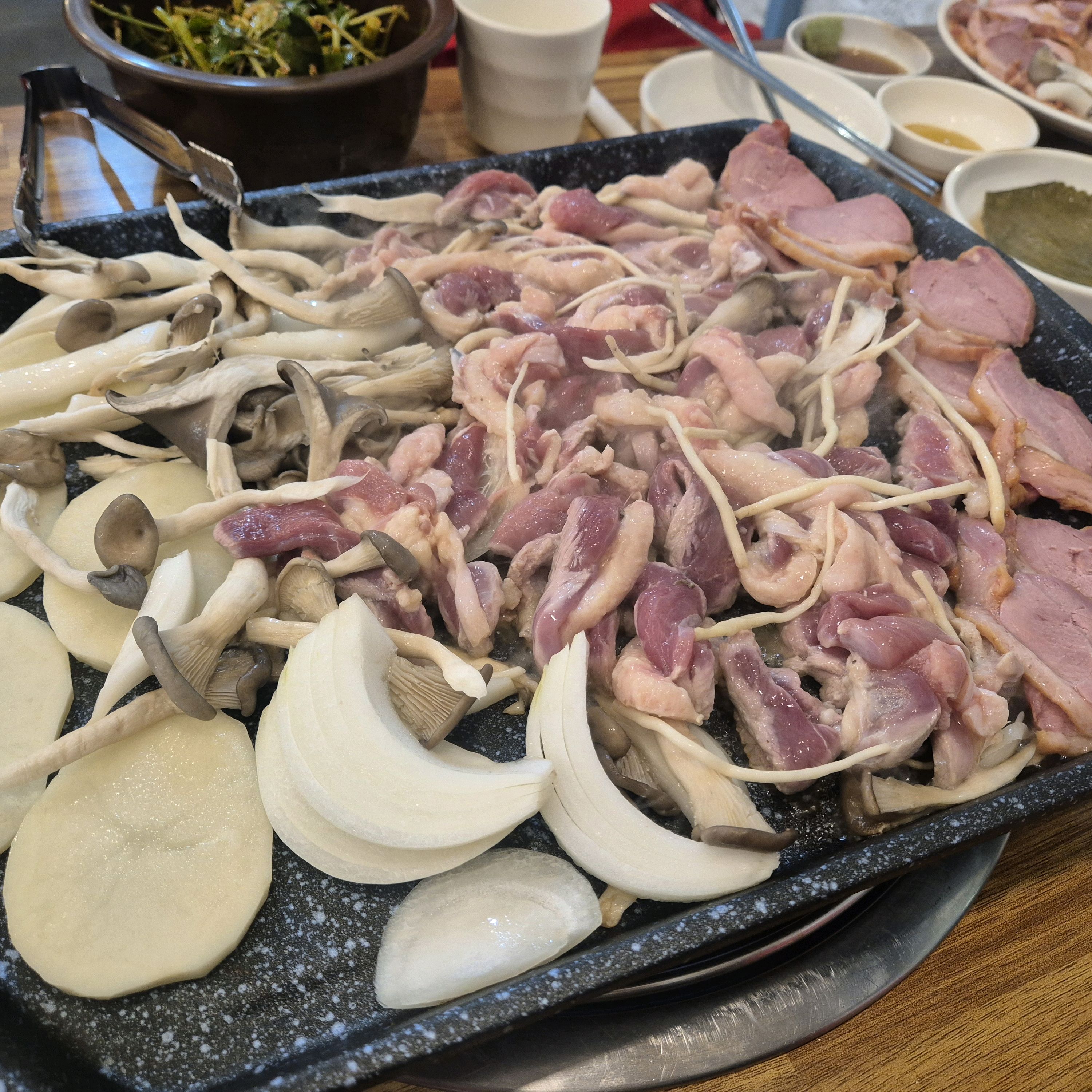 뭐 먹을지 고민했는데 오리모둠으로 로스,훈제,양념을 모두 즐길 수 있어서 좋았어요! 남친도