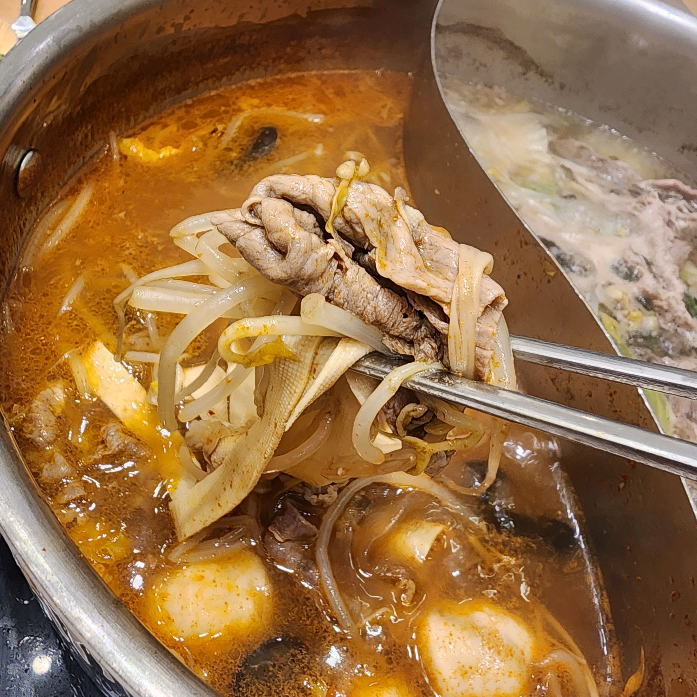 샤브올데이 마산합포점은 고급스러운 호텔식 샤브뷔페로, 신선한 프리미엄 소고기와 60여 가지