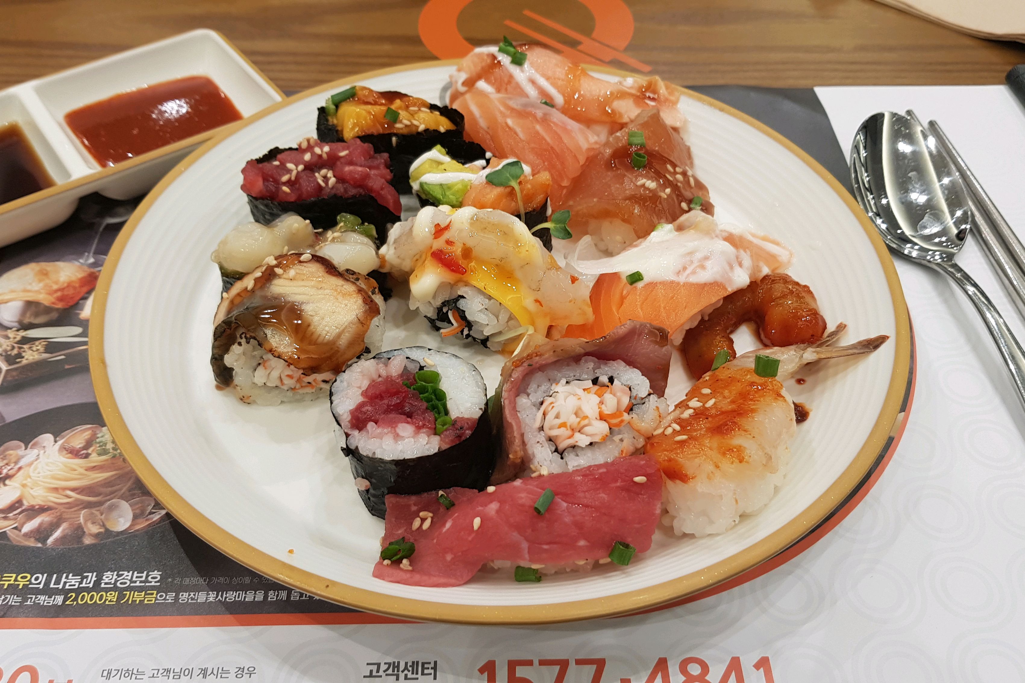 초밥 회전이 빨라서 신선해요 대신 사람이 많아서 기다려서 음식을 집어와야해요 - 경주 용강동 맛집 쿠우쿠우 경주점