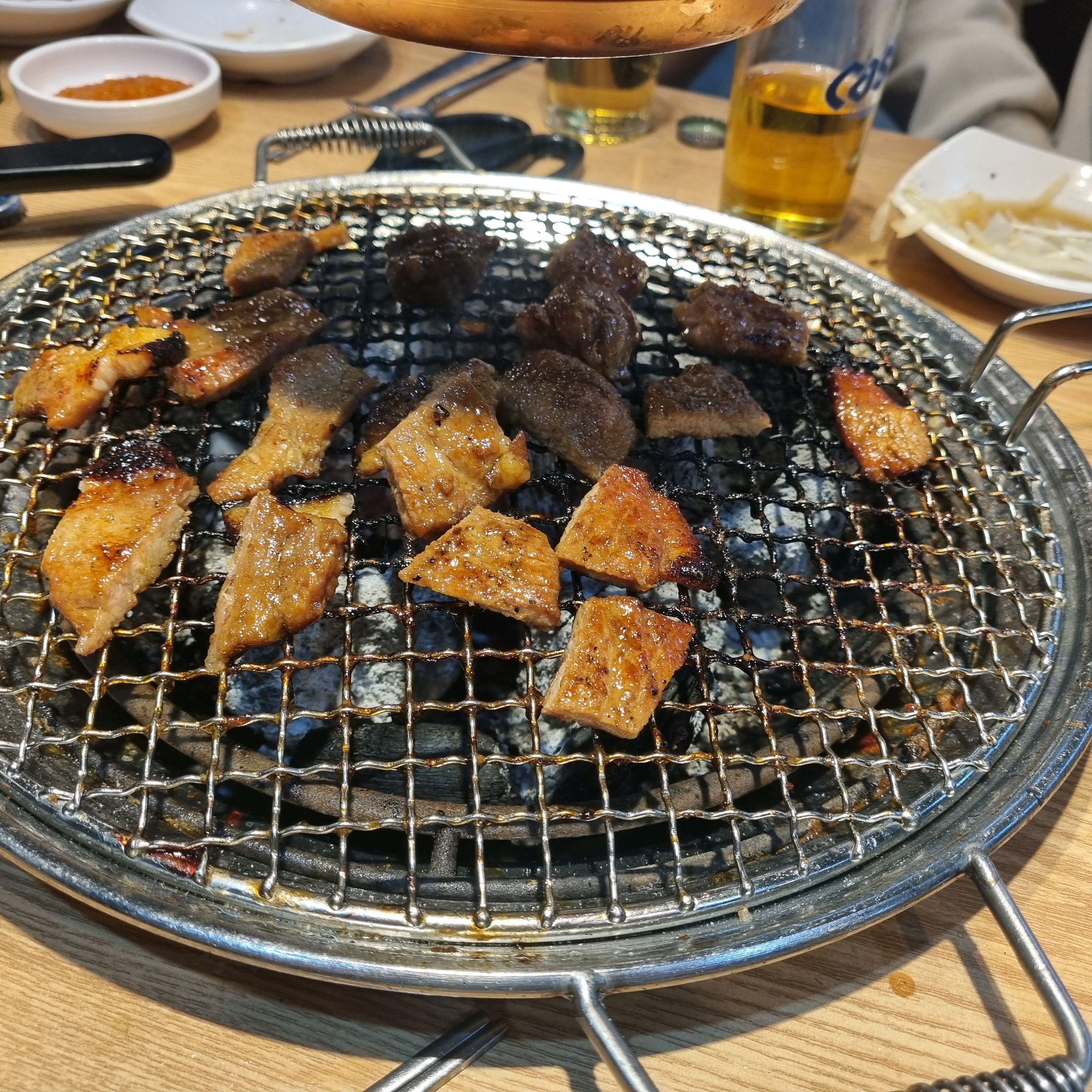 사장님과 직원들이 친절하고 지인들끼리 술마시기에도 편안한 가게였습니다. 고기 질도 괜찮고