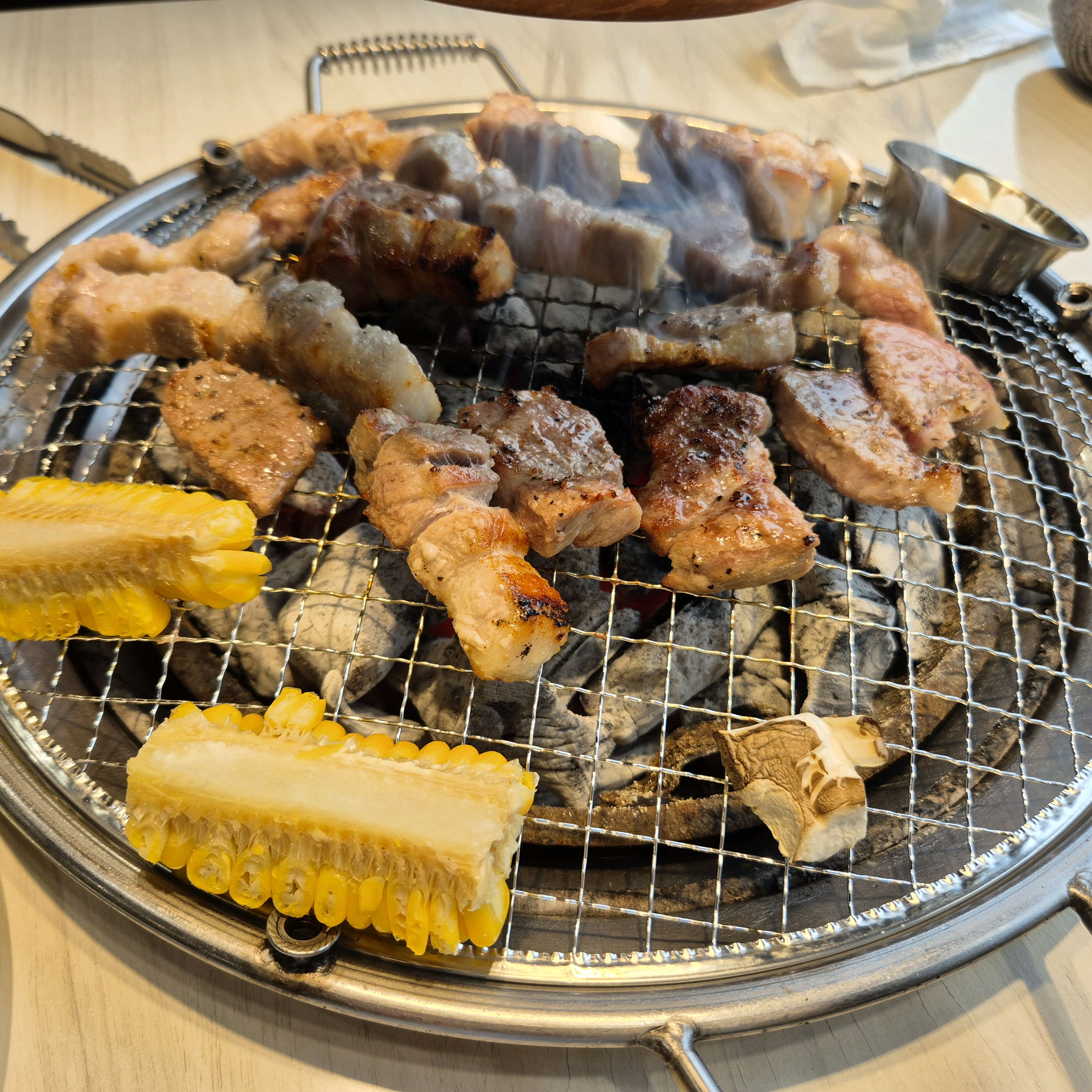 너무 맛있네요 삼겹살 목살 양념갈비 닭갈비까지! 셀프바도 다양한 음식들 너무많고 좋아요! - 남동구청 맛집 명륜진사갈비 인천남동구청역점