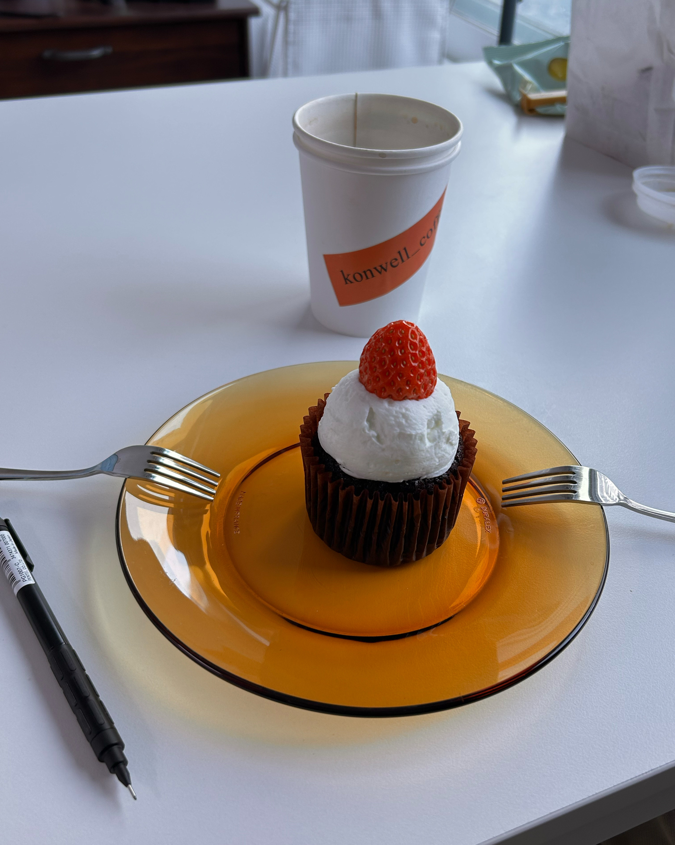 오 딸기 컵케익 너무 맛있어요! 생크림도 느끼하지 않고 담백하고 고소하고 초코케익도 안달고