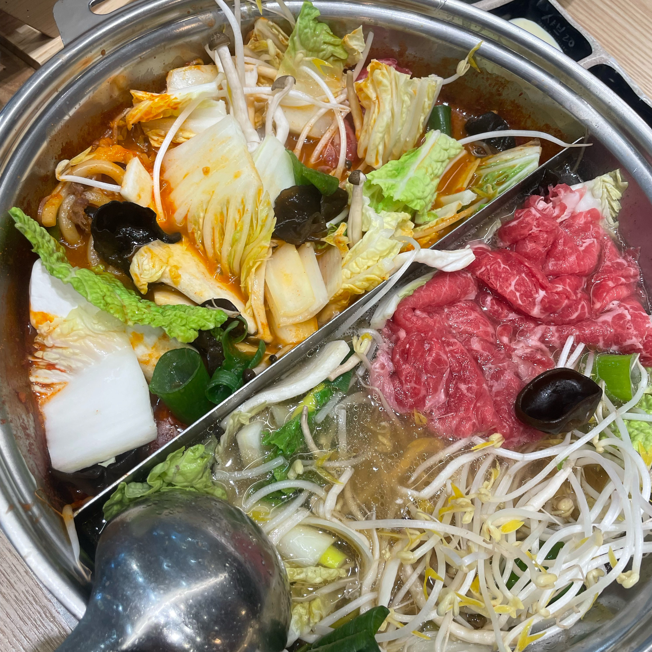 생긴지 꽤 됐지만 여전히 사람 많은곳! 그래도 이날은 운좋게 웨이팅 없이 들어갔어요!! 들