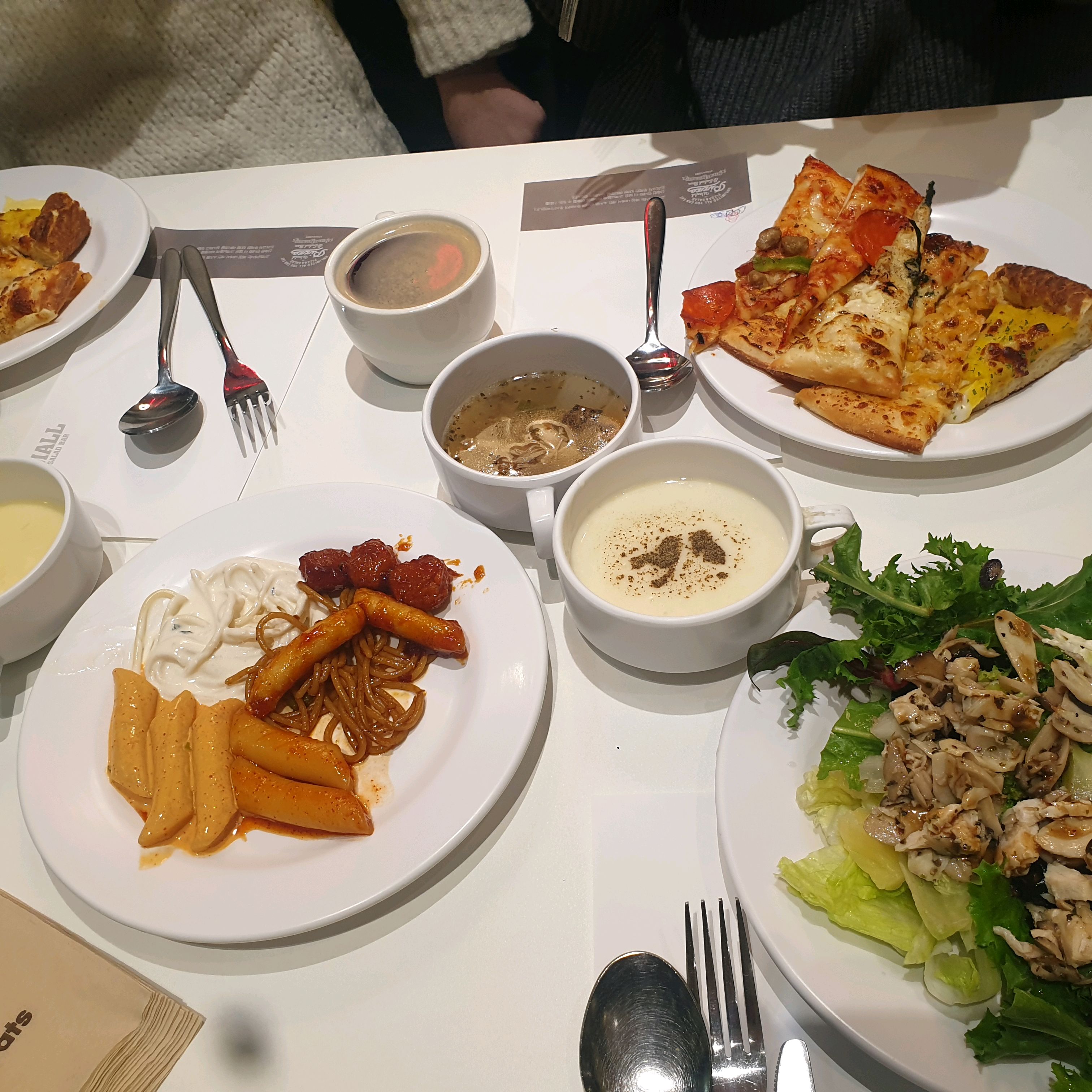 요즘 자주 가게되는 피자몰 넘좋아요.. 피자뿐만 아니라 셀러드, 아이스크림, 와플등 등 - 잠원동 맛집 피자몰 뉴코아강남점