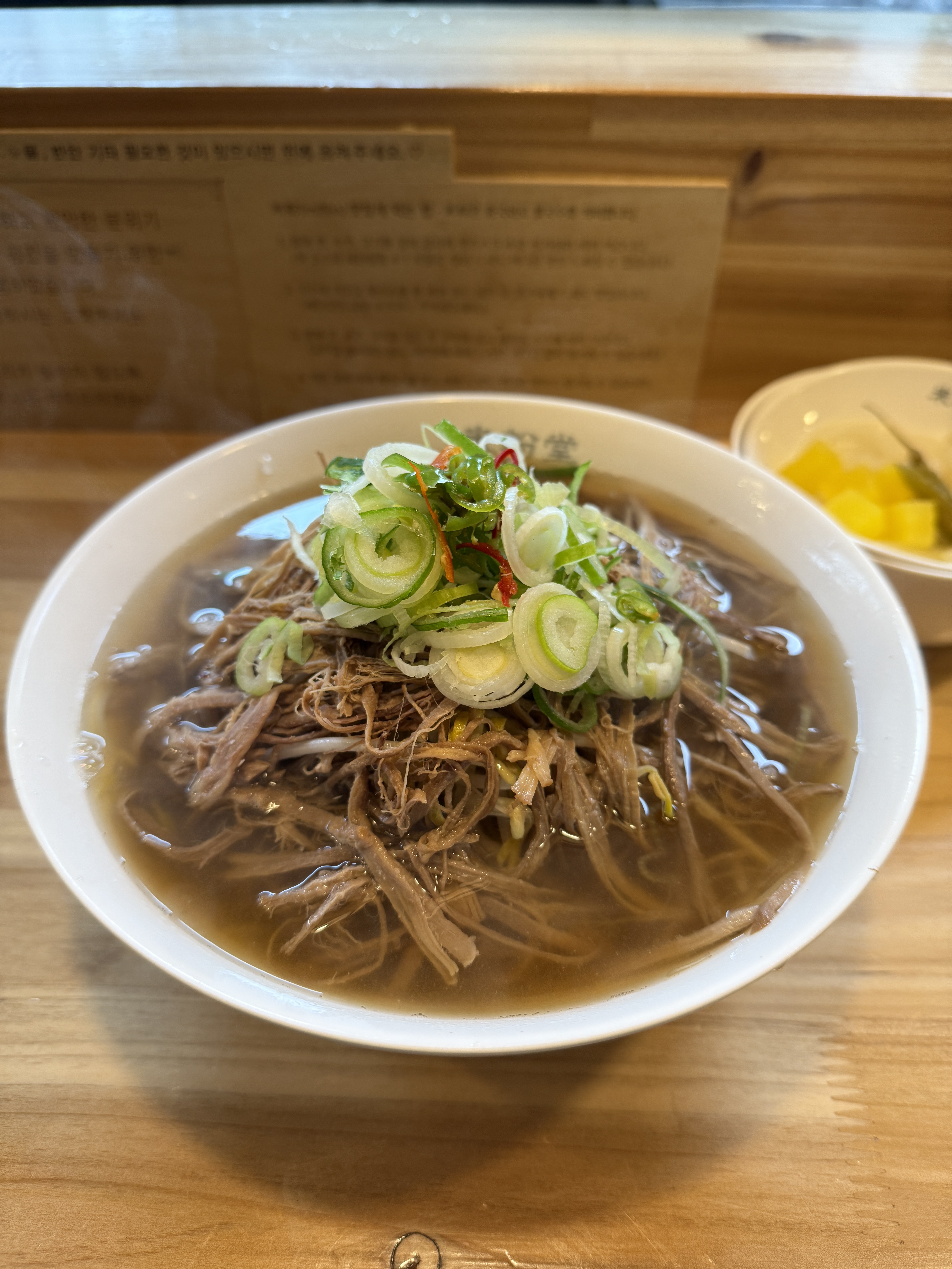 사장님 친절하시구요. 면 리필도 먼저 얘기 해주시고 배부르게 잘 먹었어요. 조용조용 대화하