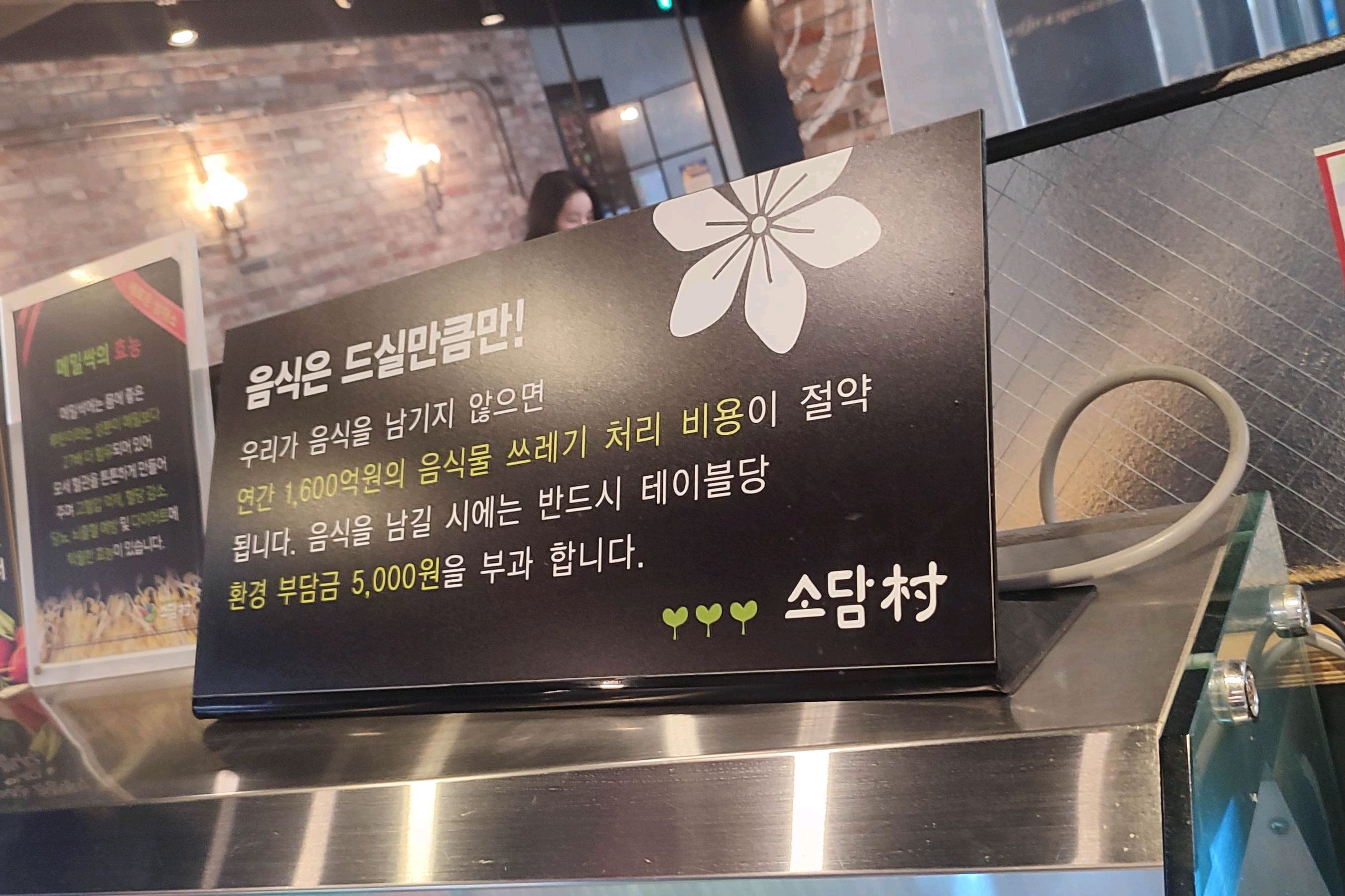 야채가 싱싱하고 어묵,떡볶이,유부 등등 푸짐했네요.. 소고기 싱싱하고 국물맛도 좋았어요..