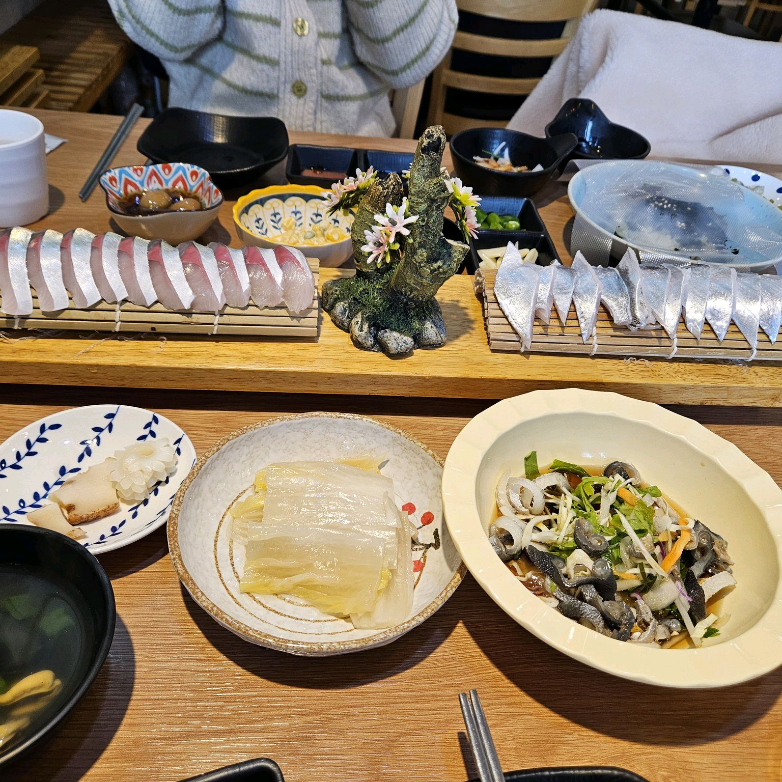 스끼다시가 많아요ㅎㅎ 고등어회를 처음 먹어보는데 비리지 않고 기름져서 맛있었어요 - 제주 맛집 은강 제주공항본점