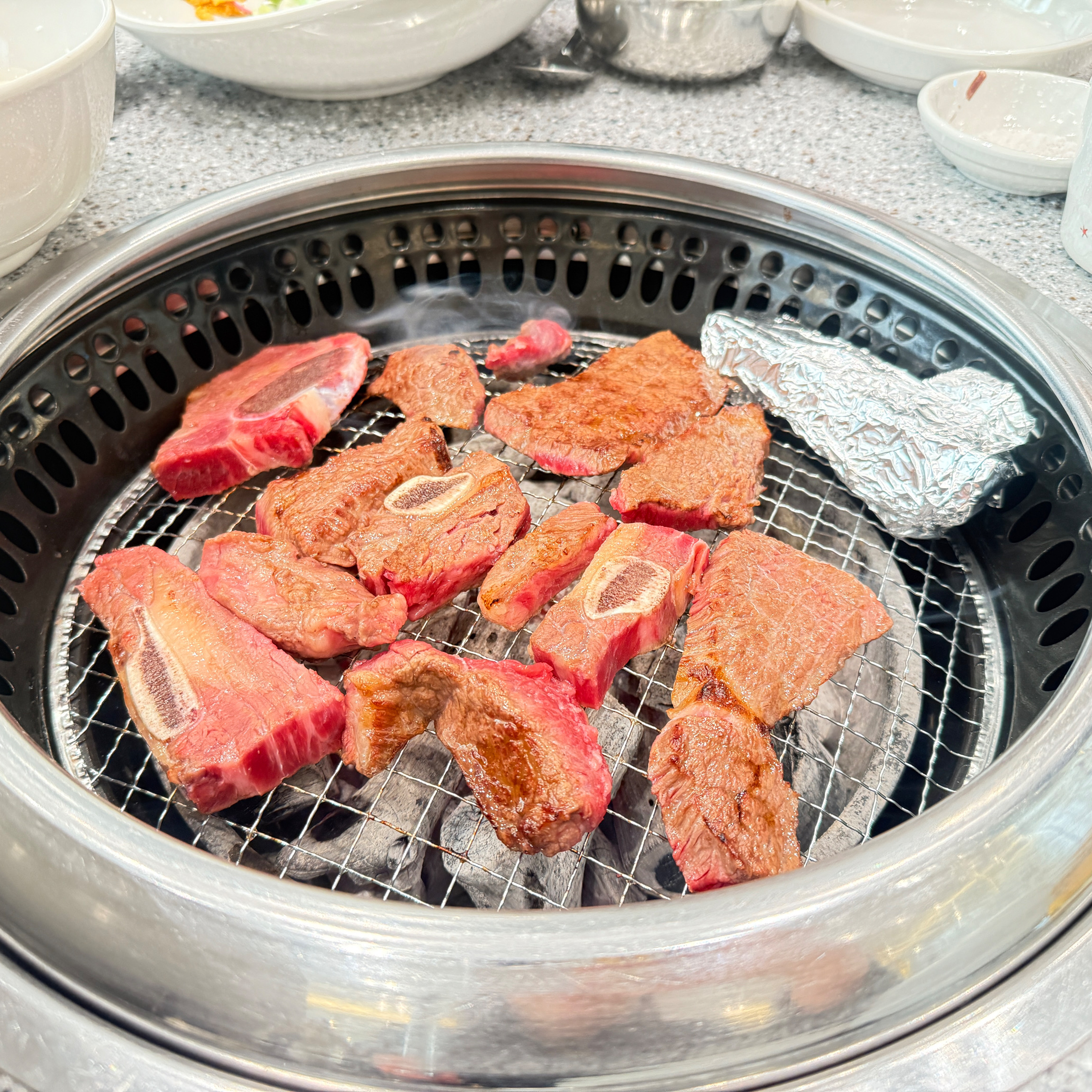 안경쓴 남자 알바생이 친절하고 일을 아주 잘합니다! - 인천 맛집 설화생갈비 주안점