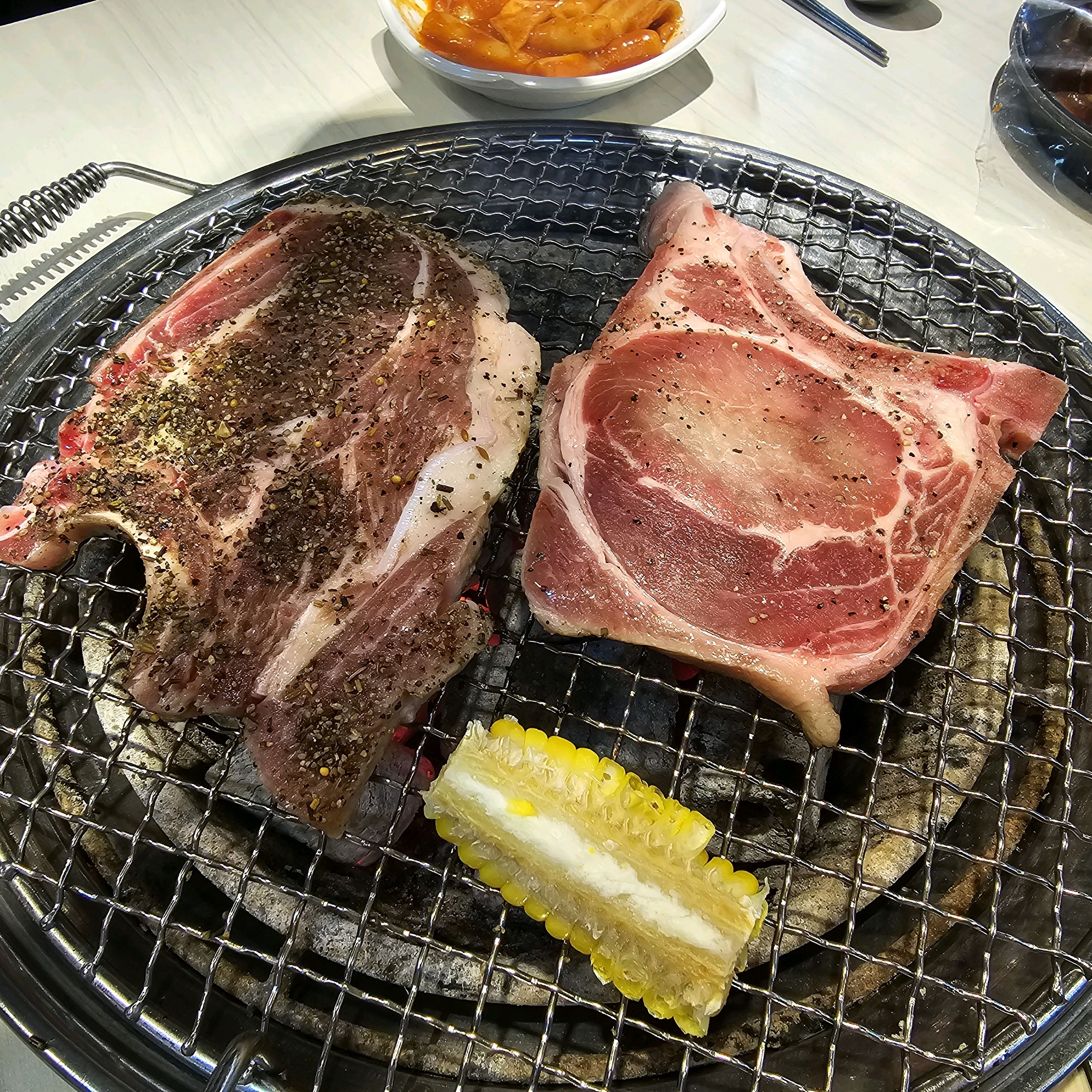 숯불에 굽는 돼지갈비가 일품이지만, 프렌치렉과 후려페퍼도 깔끔한 맛입니다~^^ 맛있게 잘
