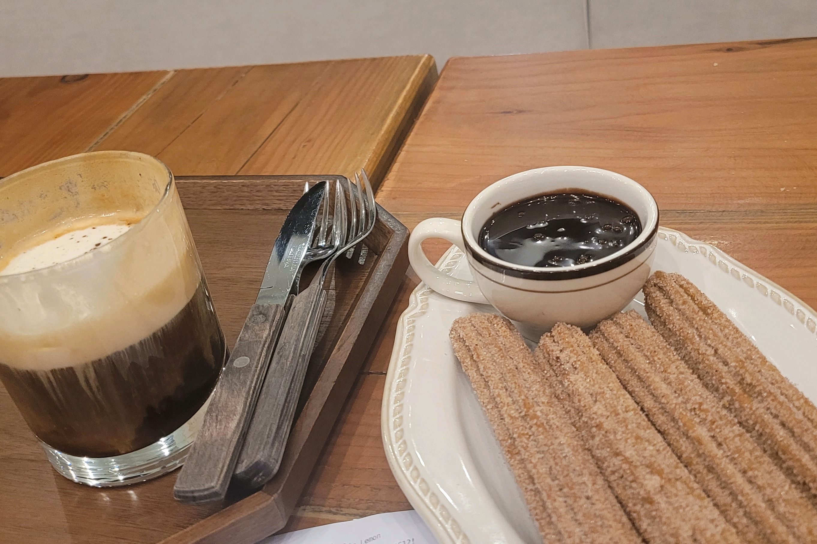아인슈페네커피가 마시고 싶어서 찾다가 오게됬는데, 맛있는 츄러스까지 잘 즐기고 갑니다. - 안양 맛집 갈릭레몬
