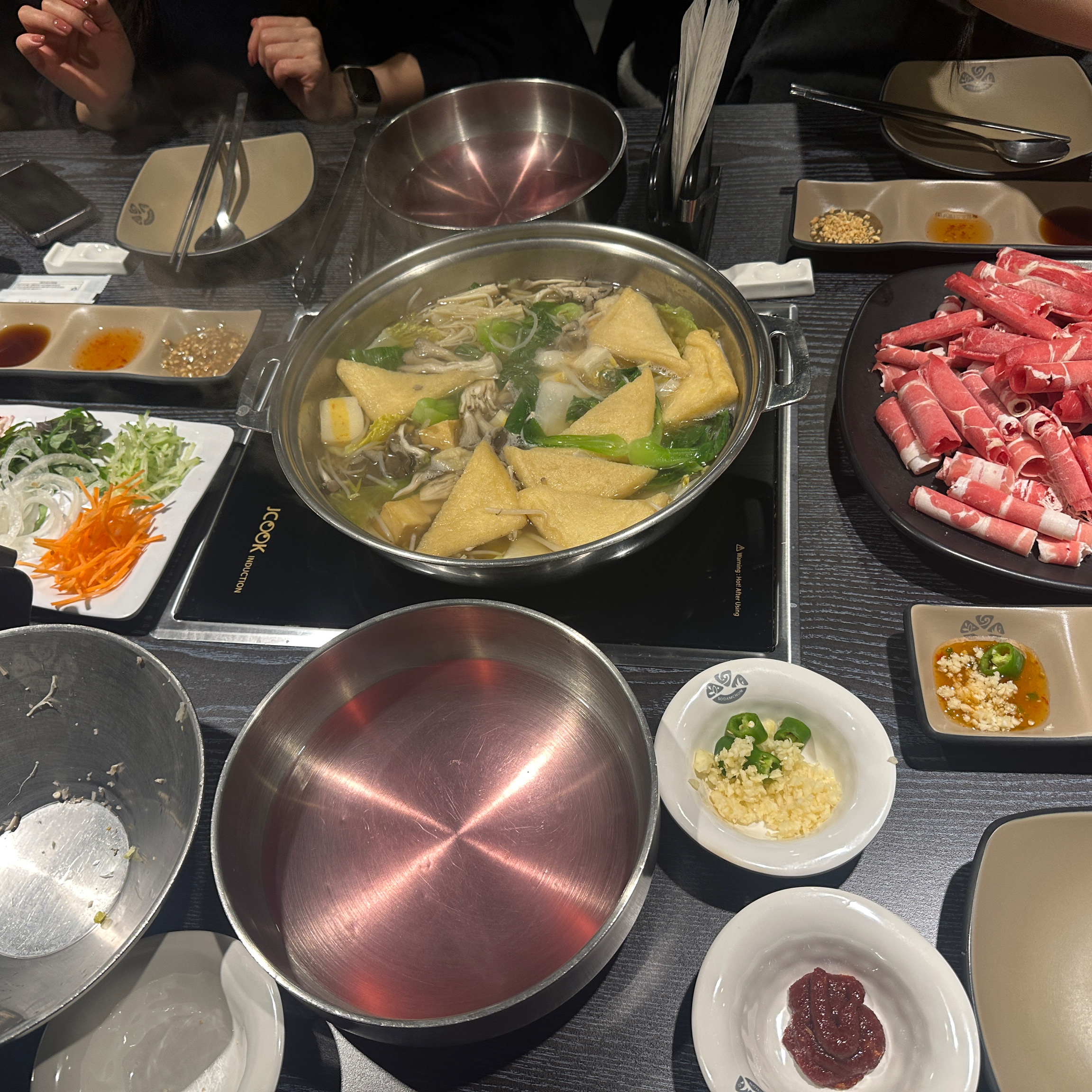 월남쌈과 샤브샤브 주문했어요. 종류 많고 야채도 신선해요. 건물에 주차도 되고 좋아요! - 상봉역 맛집 소담촌 상봉점