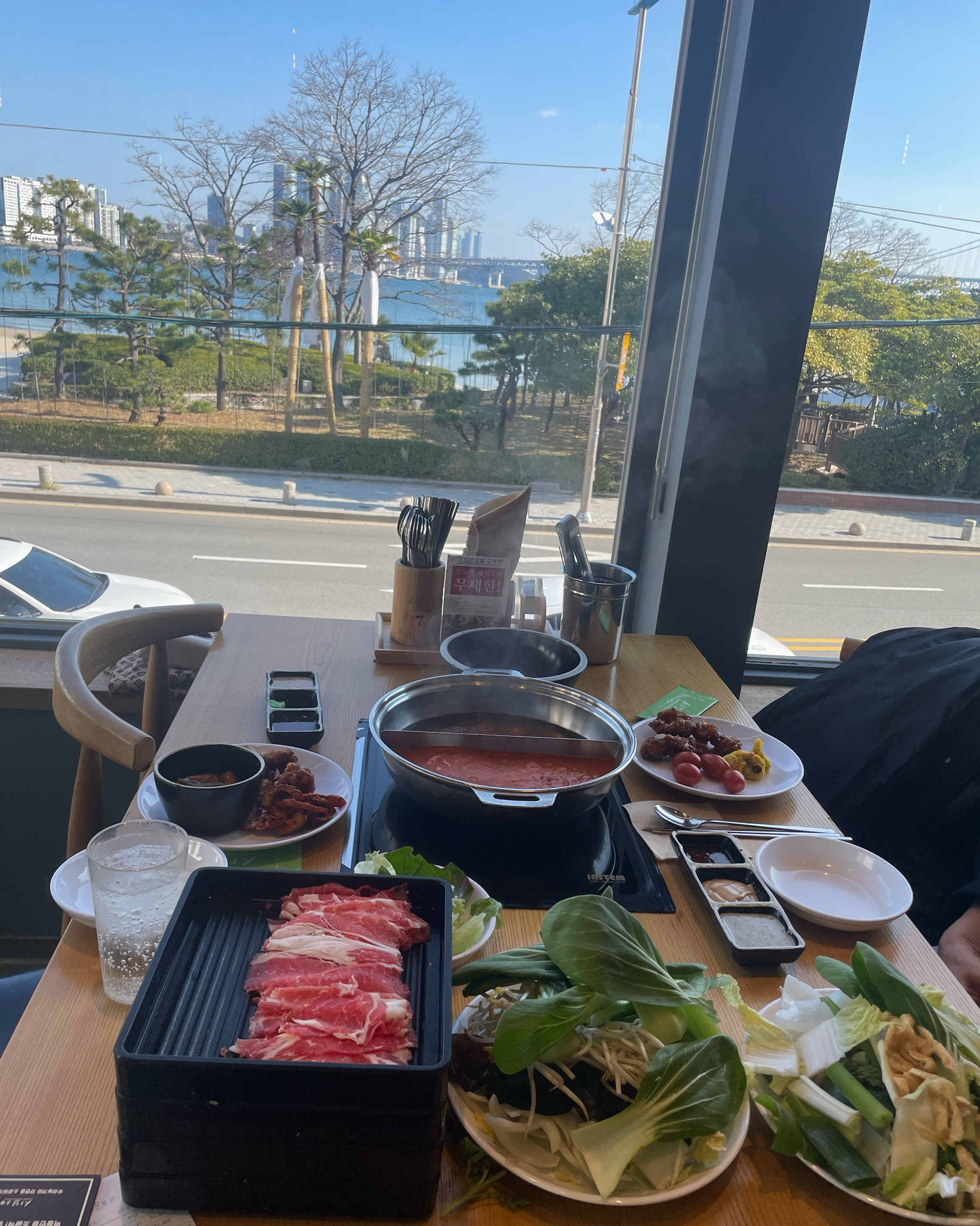 광안리 바다를 바라보며 즐기는 샤브샤브 맛집입니다. 재료도 신선하고 고기질도 좋아요. 사이