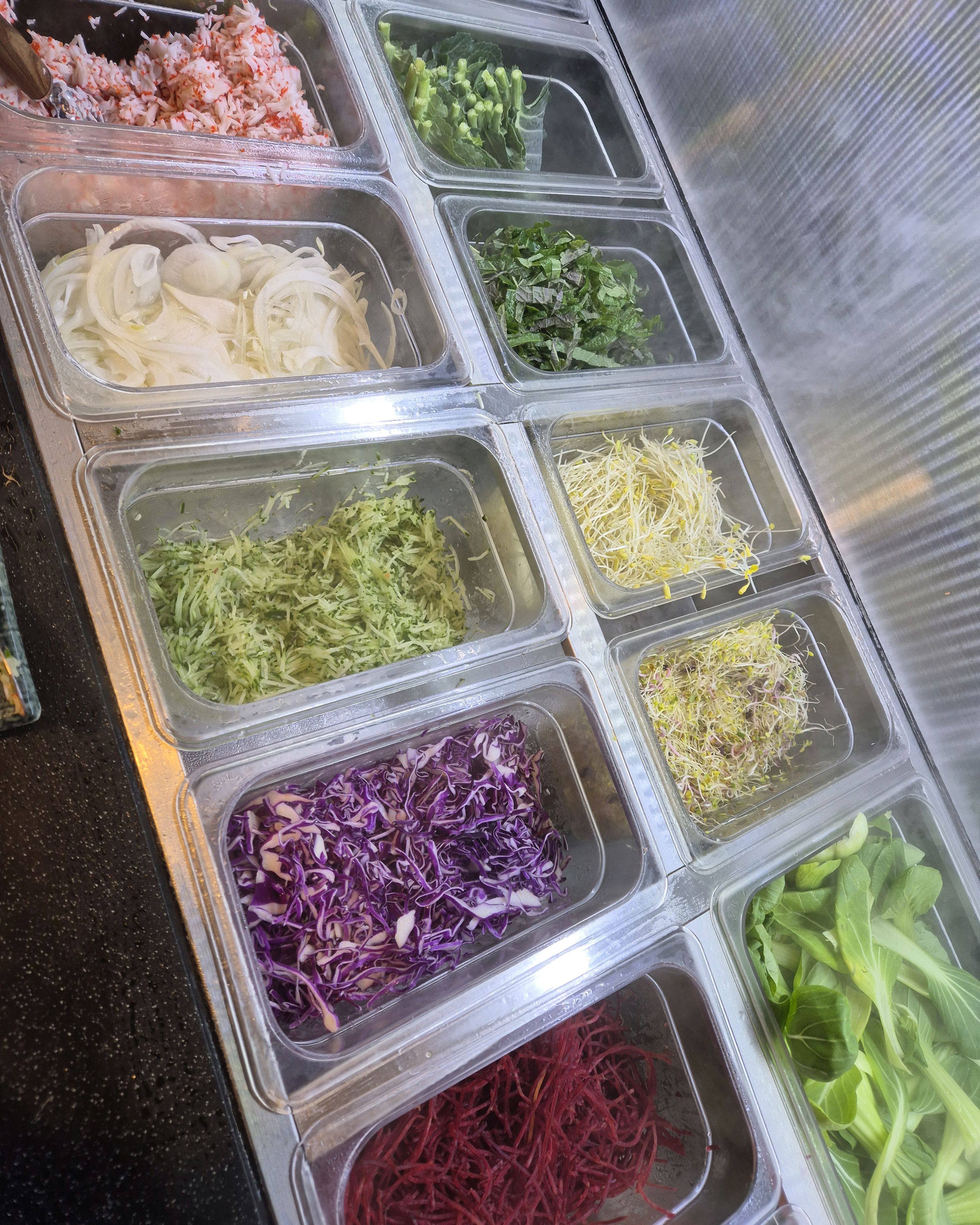 버섯샤브를 주문해보았는데 평소 먹기힘든 버섯들이 가득나오고~~향도 진하고~~맛잇게 먹고왔습