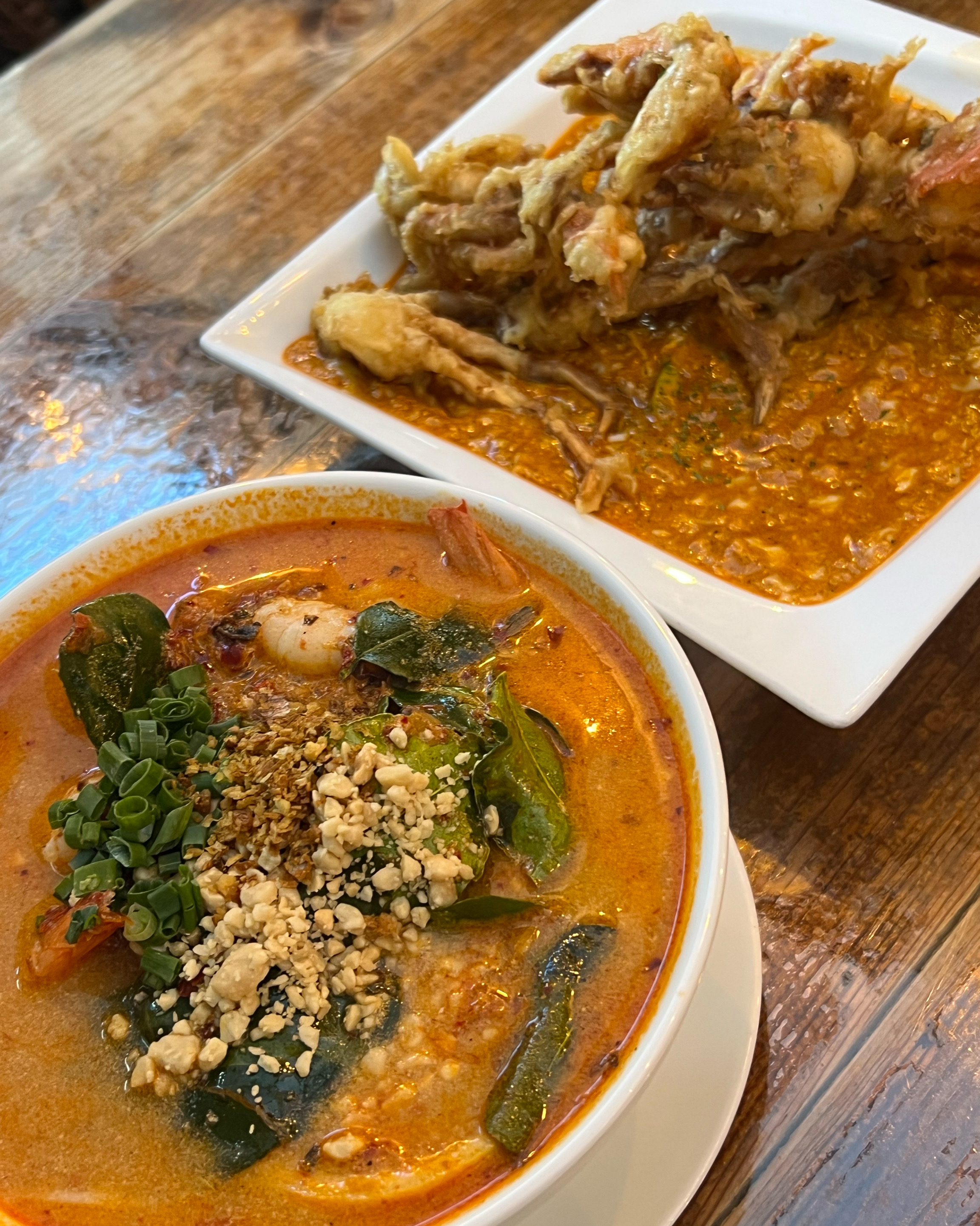 푸팟퐁커리 너무 맛있어서 부산 갈 때마다 방문합니다~~ 점심에 가면 웨이팅이 있어서 오래