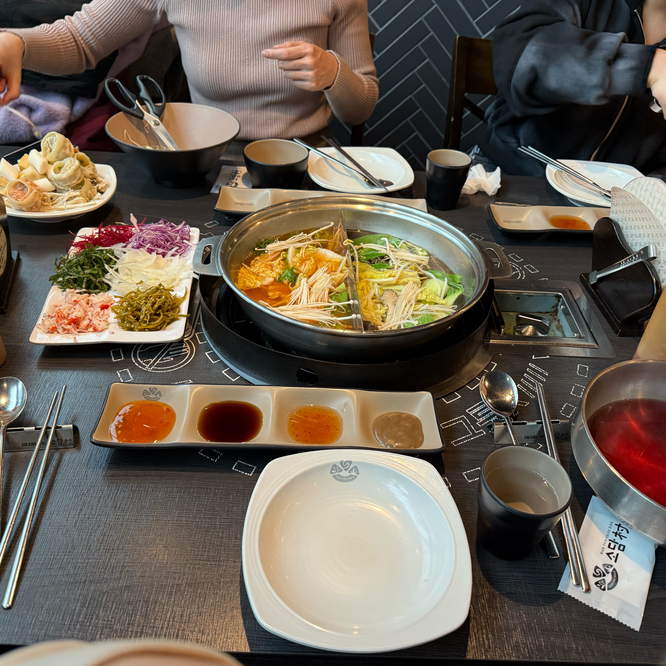 야채가 무척 싱싱하고 샐러드바 재료들은 금방 채워져서 좋아요 - 주안역 맛집 소담촌 주안역점