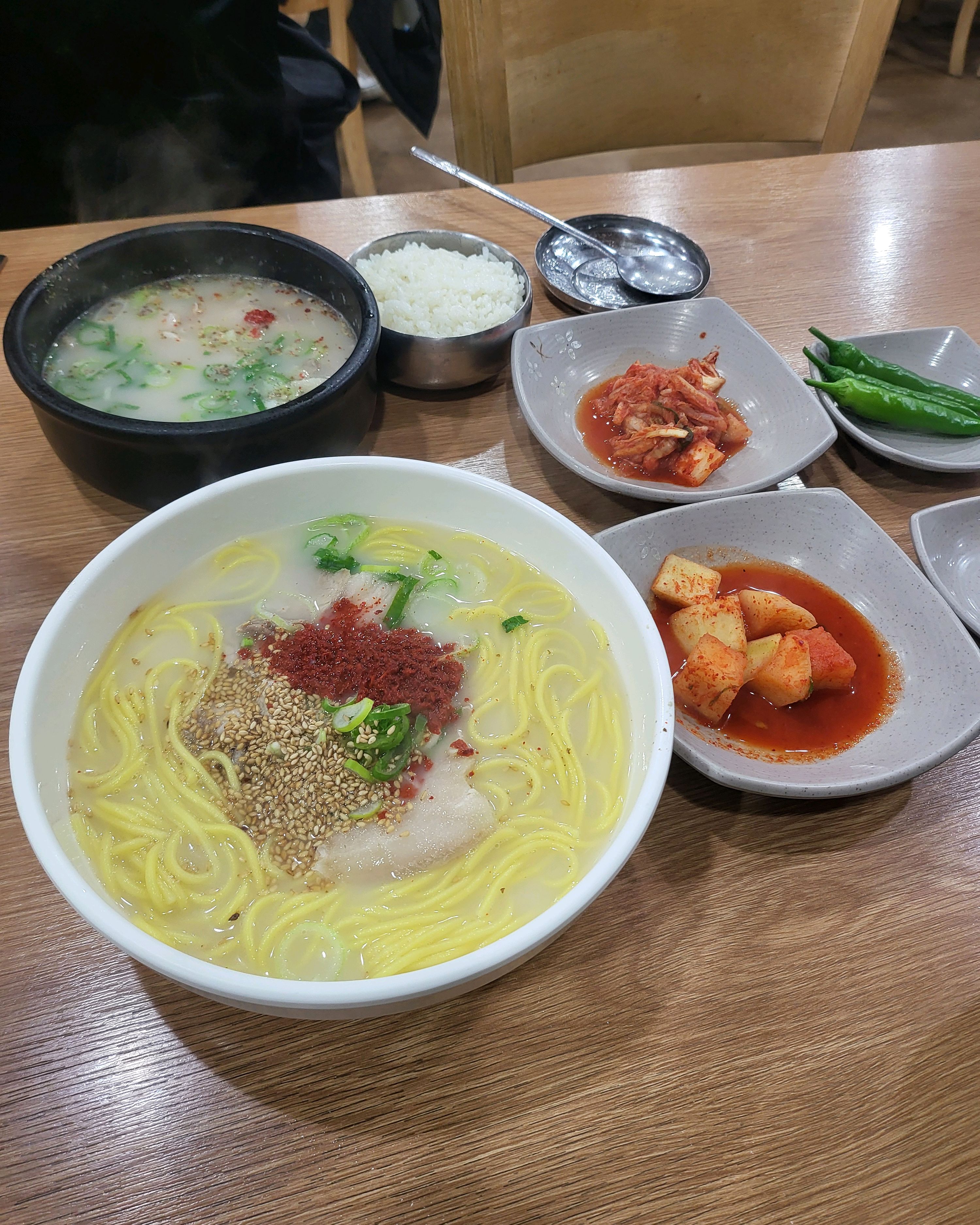 고기국수 맛있는편이고. 아주머니. 친절하시고 - 제주 맛집 제주도 고기국수 만세국수