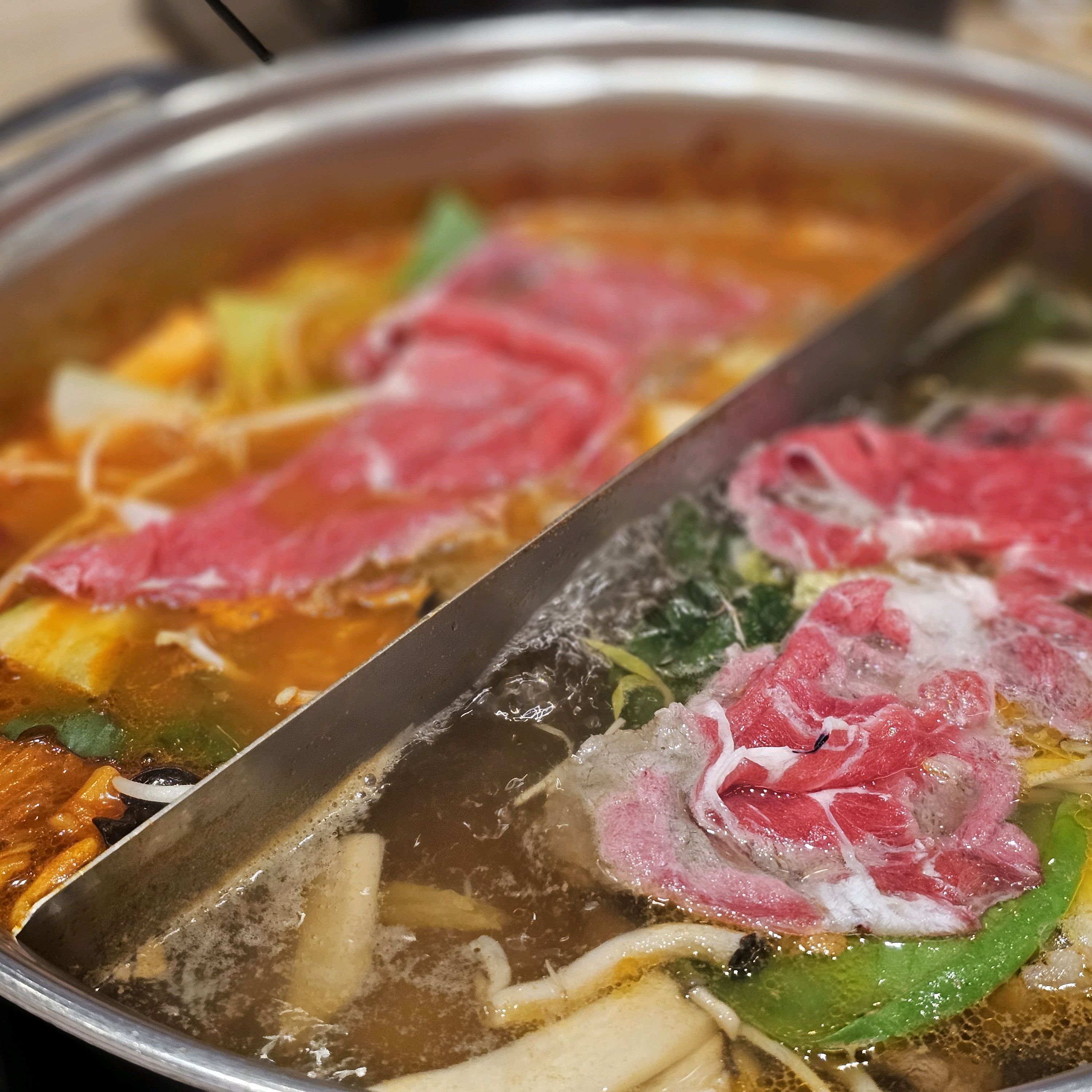 사이드메뉴 6가지정도 있고, 후식 커피, 아이스크림, 과일2종류, 탄산음료 있구요. 샤브샤
