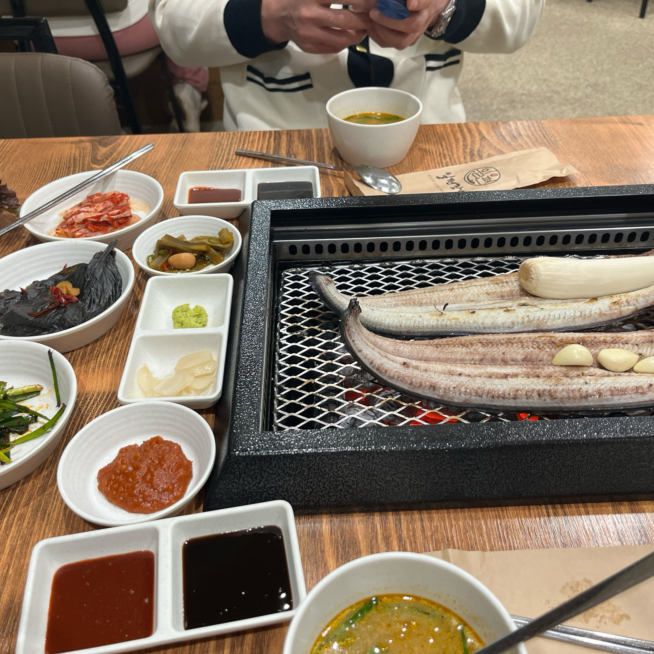 장어 먹고 싶어서 회사 근처 찾다가 별 기대 없이 왔는데 정말 여기 너무 괜찮네요. - 홍대 맛집 일편장어 홍대본점